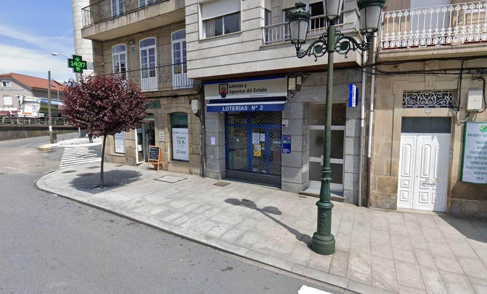 La administración número 2,  en la calle Xeneral Rubín del centro de la villa redondelana