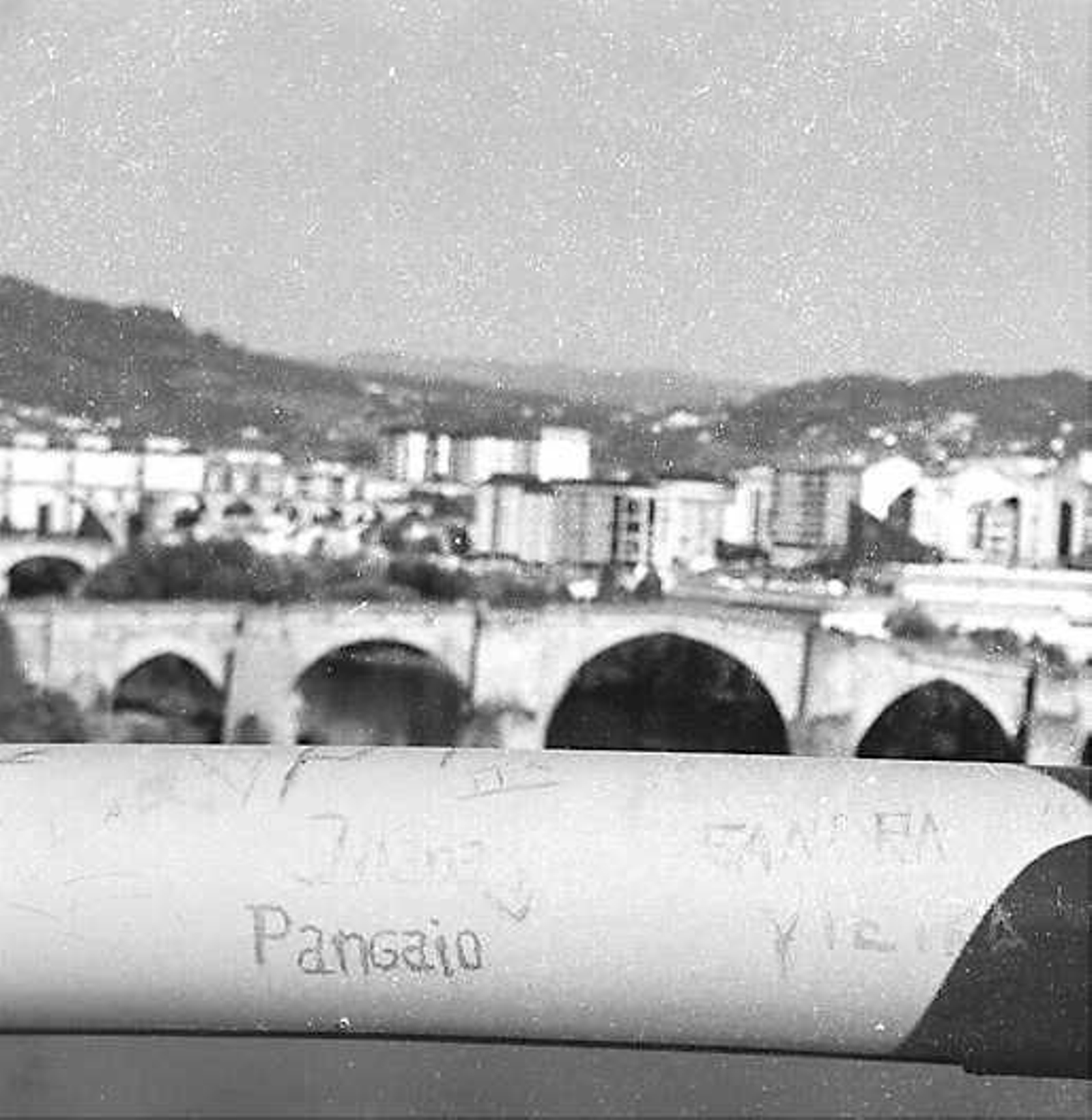 La construcción del emblemático Puente del Milenio hace 25 años cambiaba el skyline de Ourense, en fotos