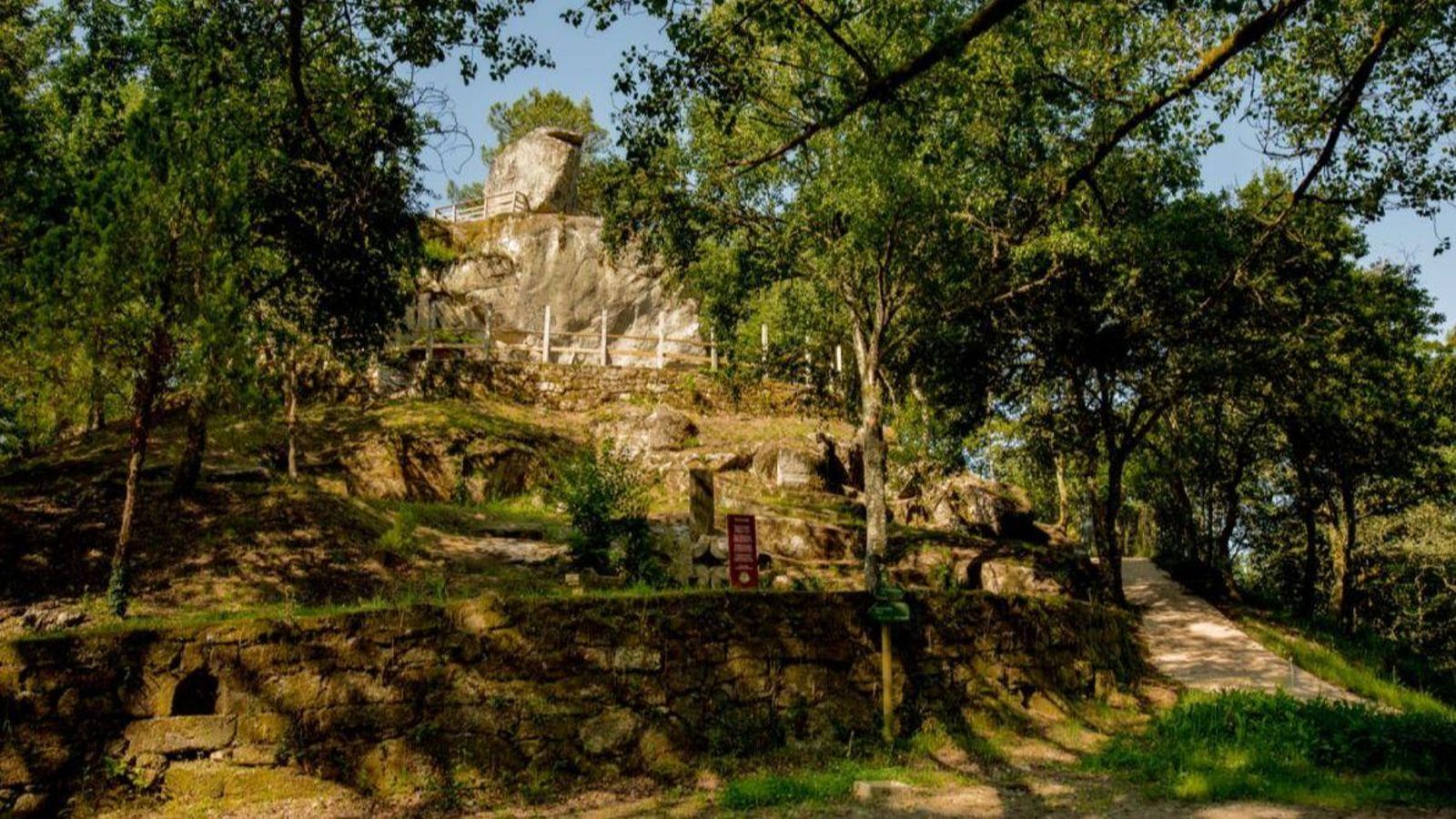 La Pena dos Namorados es uno de los lugares pintorescos de Carballiño.