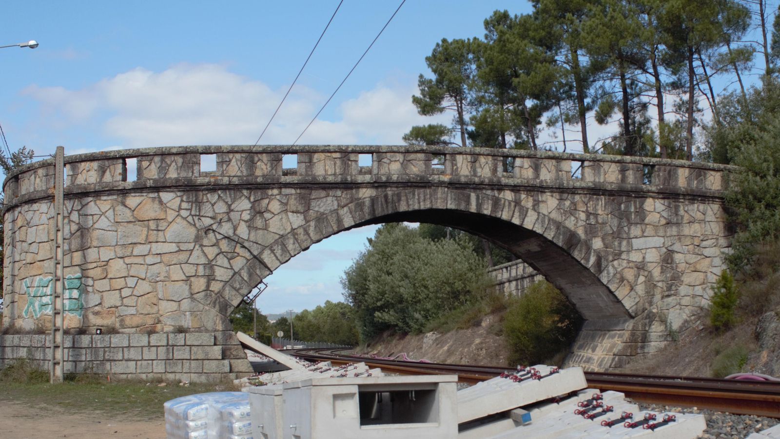 El primero de los pasos elevados de Taboadela a Ourense, semanas antes de su demolición.