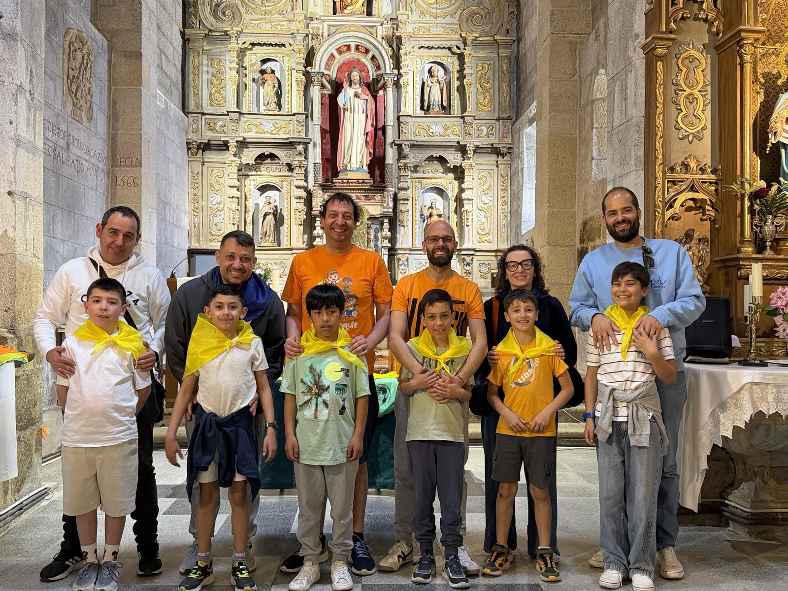 Entrega do pano a un grupiño de Andaina