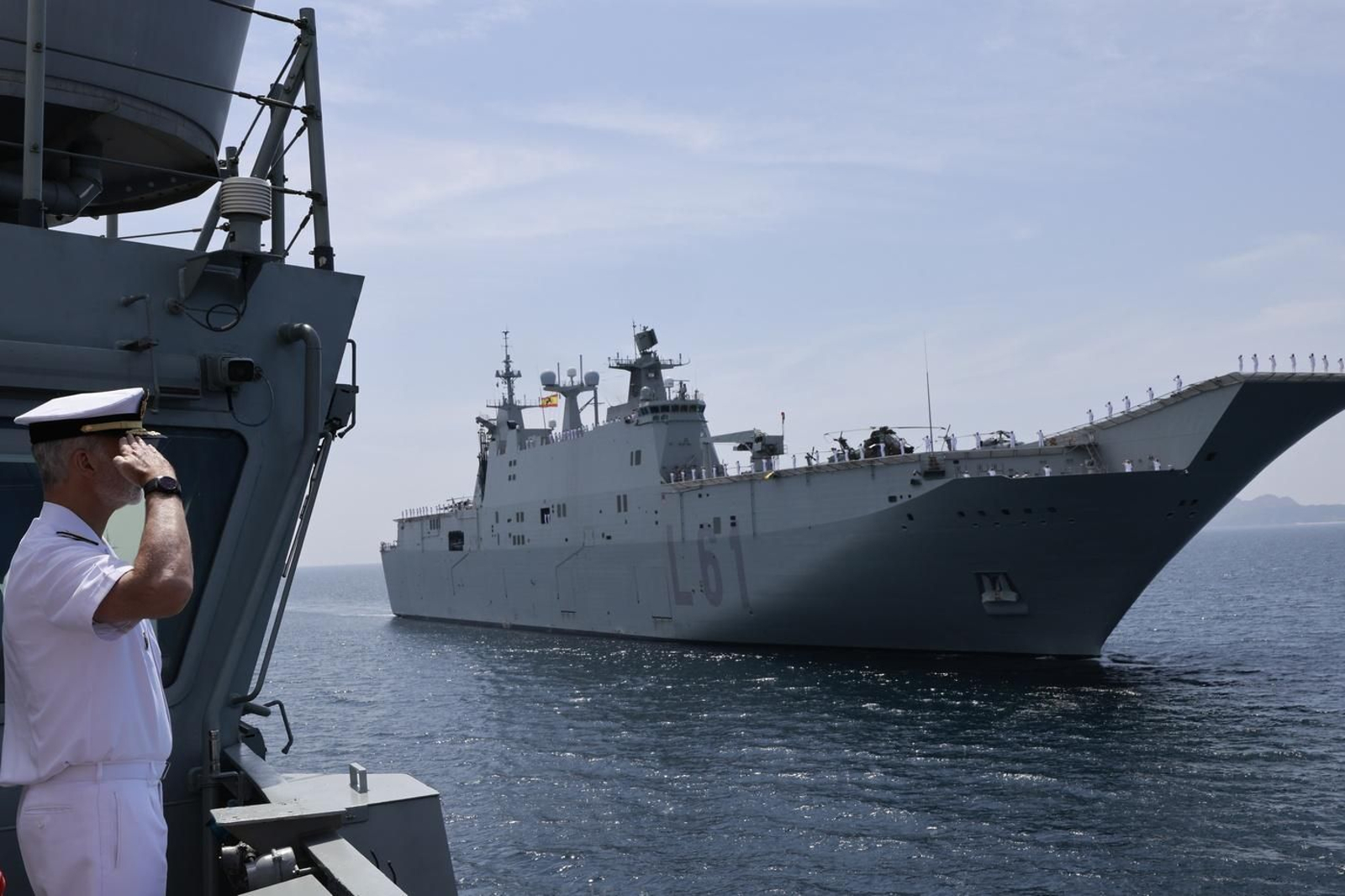 El Rey saluda durante la revista naval en aguas de la ría de Vigo