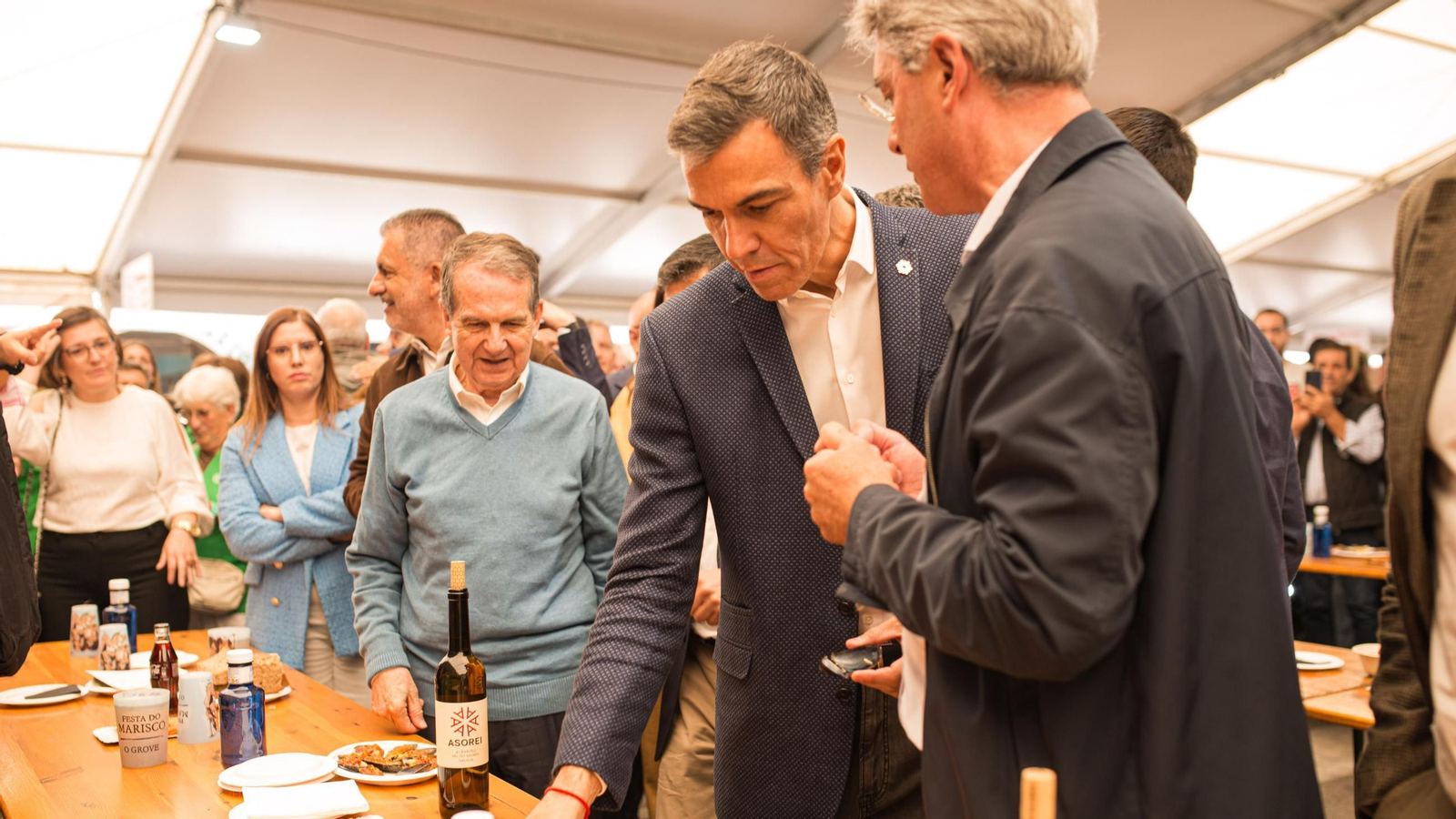 El presidente del Gobierno, Pedro Sánchez, durante una visita a la 63ª edición de la Fiesta del Marisco.