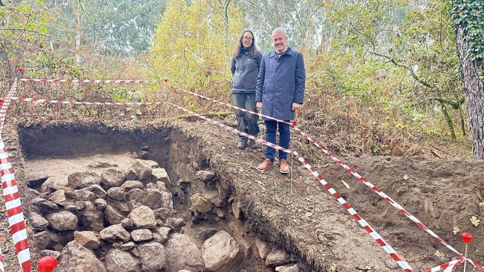 El alcalde y la arquitecta supervisando la primera cata en el yacimiento arqueológico de la Citania de As Grades.