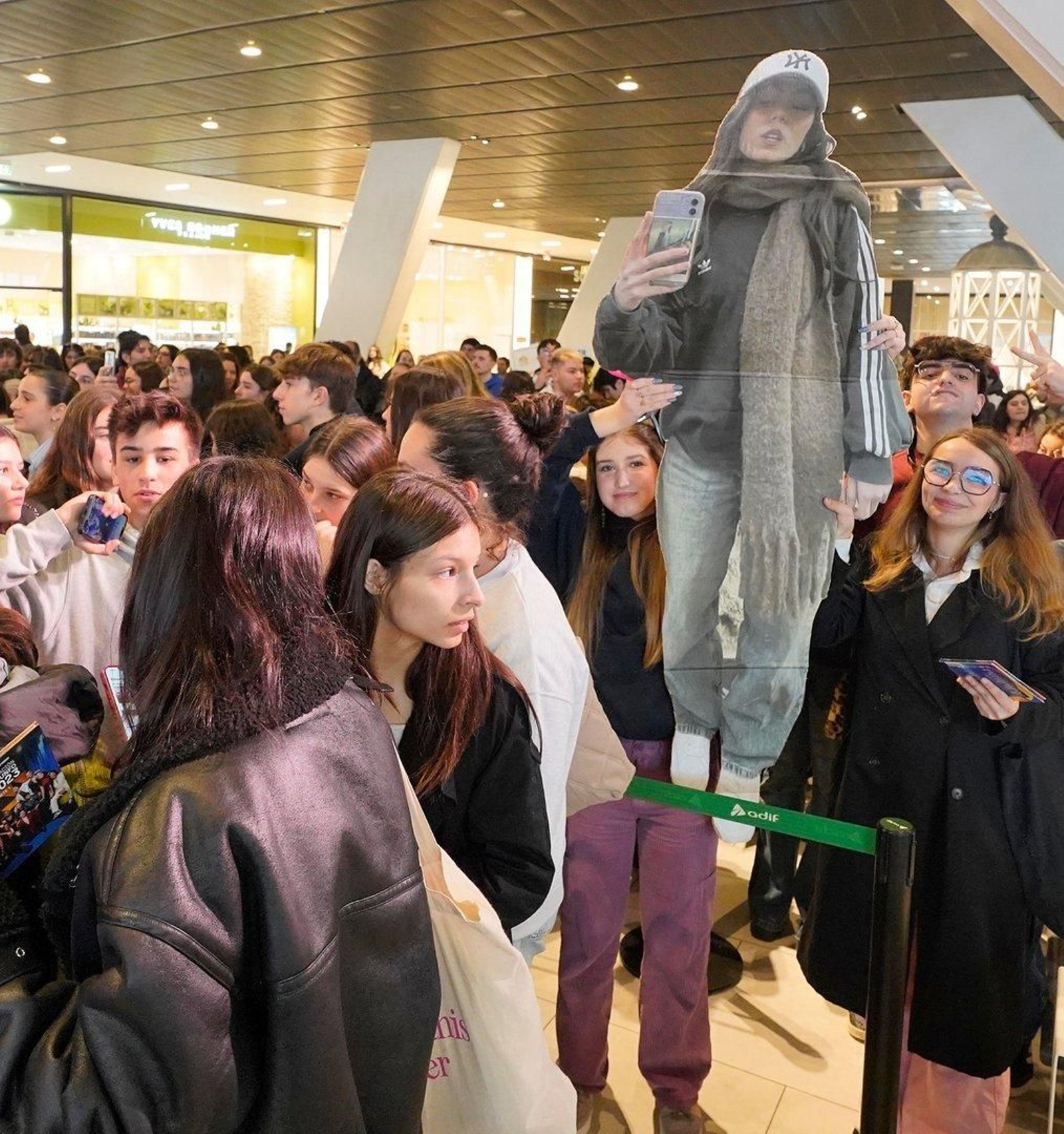Fans esperan su turno para conocer a los finalistas de OT.