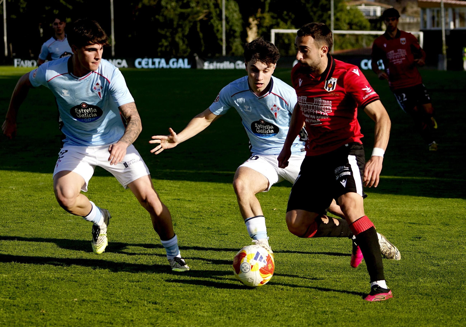 El emeritense Chiqui trata de superar a Capdevila, que acabó expulsado a la hora de juego.