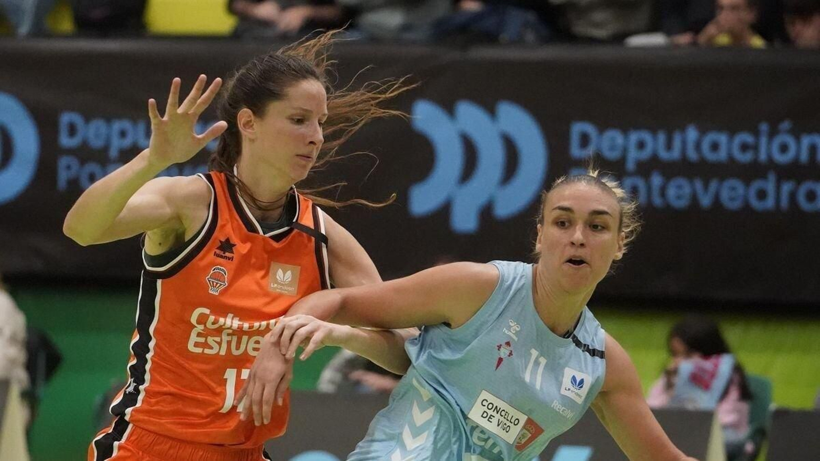 Ariadna Pujol protege el balón ante la valencianista Kristine Vitola en el anterior encuentro en Navia.