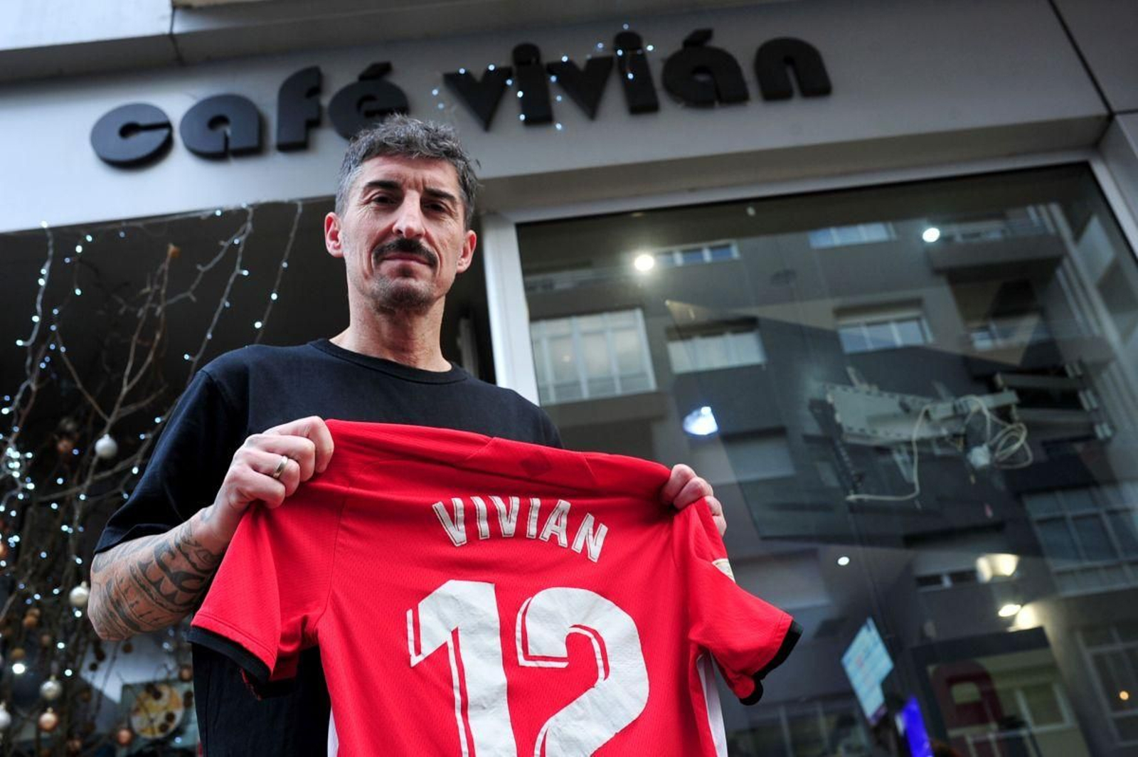 Óscar Vivián, con la camiseta de su primo y defensa internacional del Athletic Club de Bilbao.