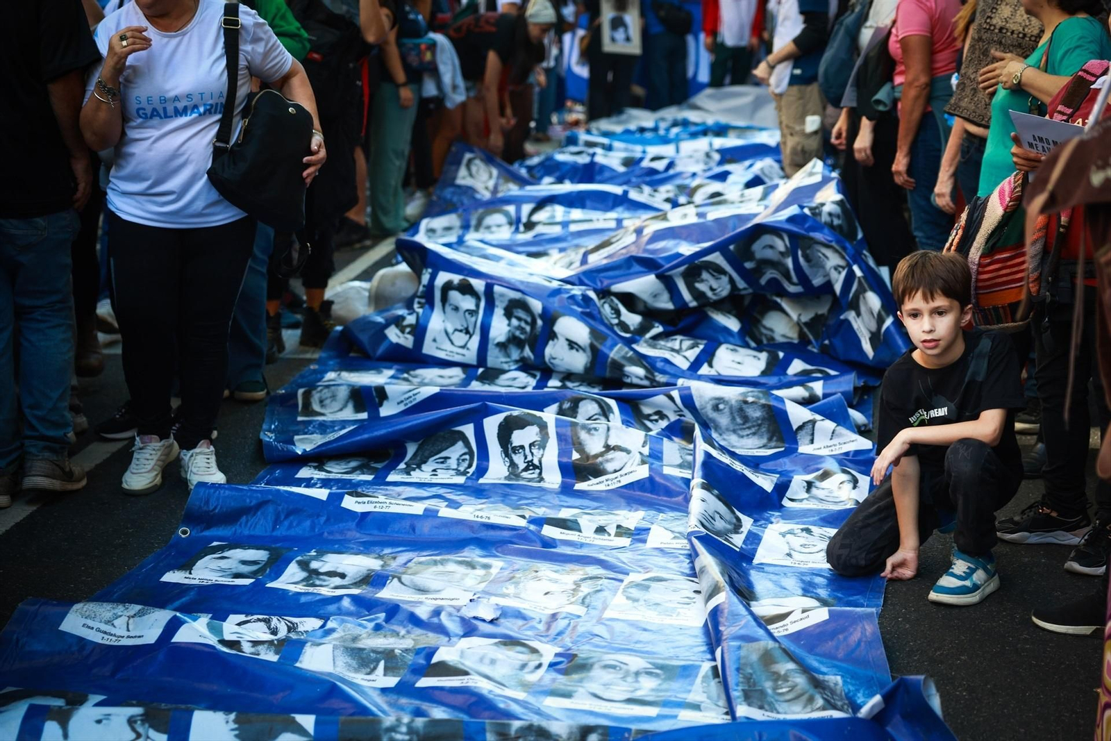 EuropaPress_7392309_24_march_2026_argentina_buenos_aires_child_looks_at_the_banner_bearing_the