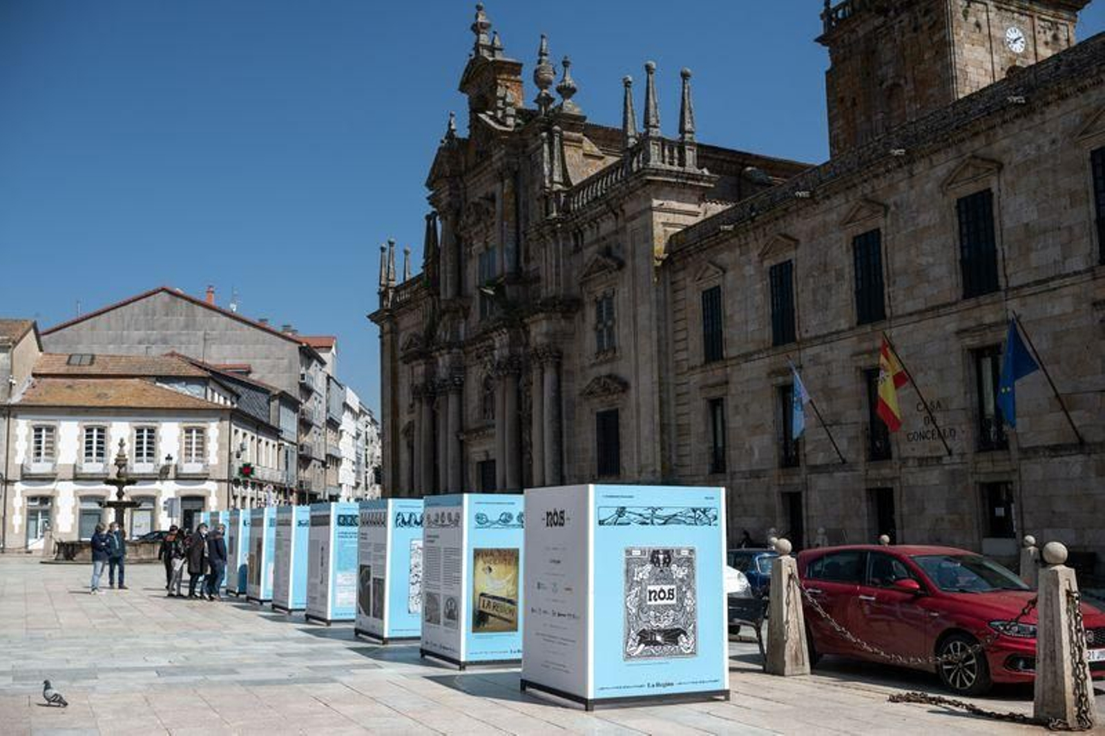 CELANOVA (SALÓN DE PLENOS DA CASA CONSISTORIAL). 06/04/2021. OURENSE. O alcalde de Celanova, Antonio Puga Rodríguez, acompañado da xornalista Maribel Outeiriño, inauguran oficialmente a exposición "Nós naceu en Ourense hai 100 anos 1920/2020". FOTO: ÓSCAR PINAL