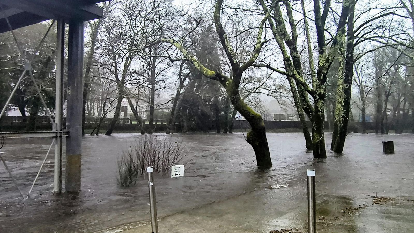 El Verdugo ayer se comió el paseo urbano de Ponte Caldelas.