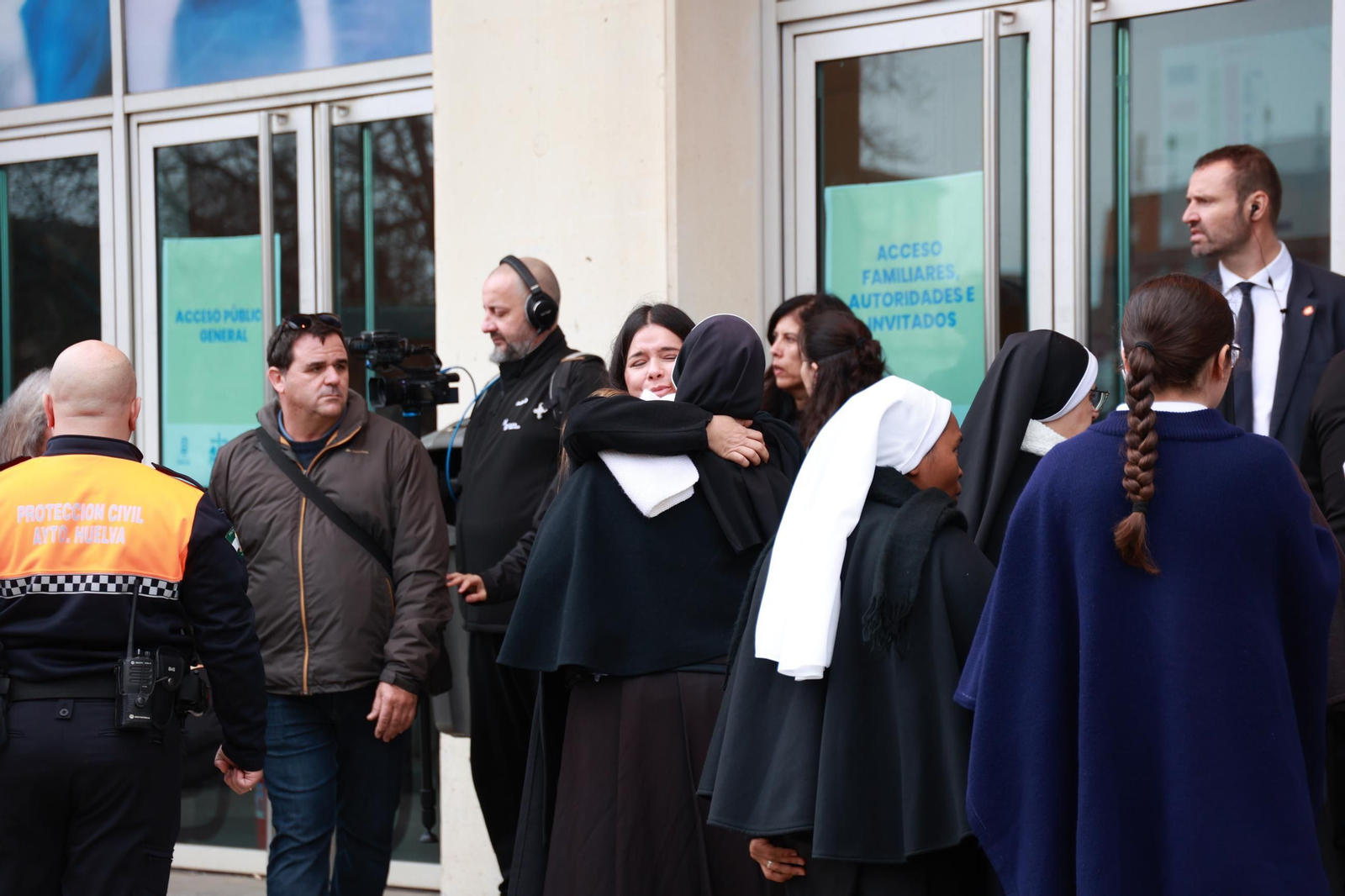 Entrada de familiares de las victimas y ciudadanos al interior del Palacio de Deportes Carolina Marín, donde transcurre la misa funeral en memoria de las 45 personas fallecidas en el accidente ferroviario de Adamuz (Córdoba)
