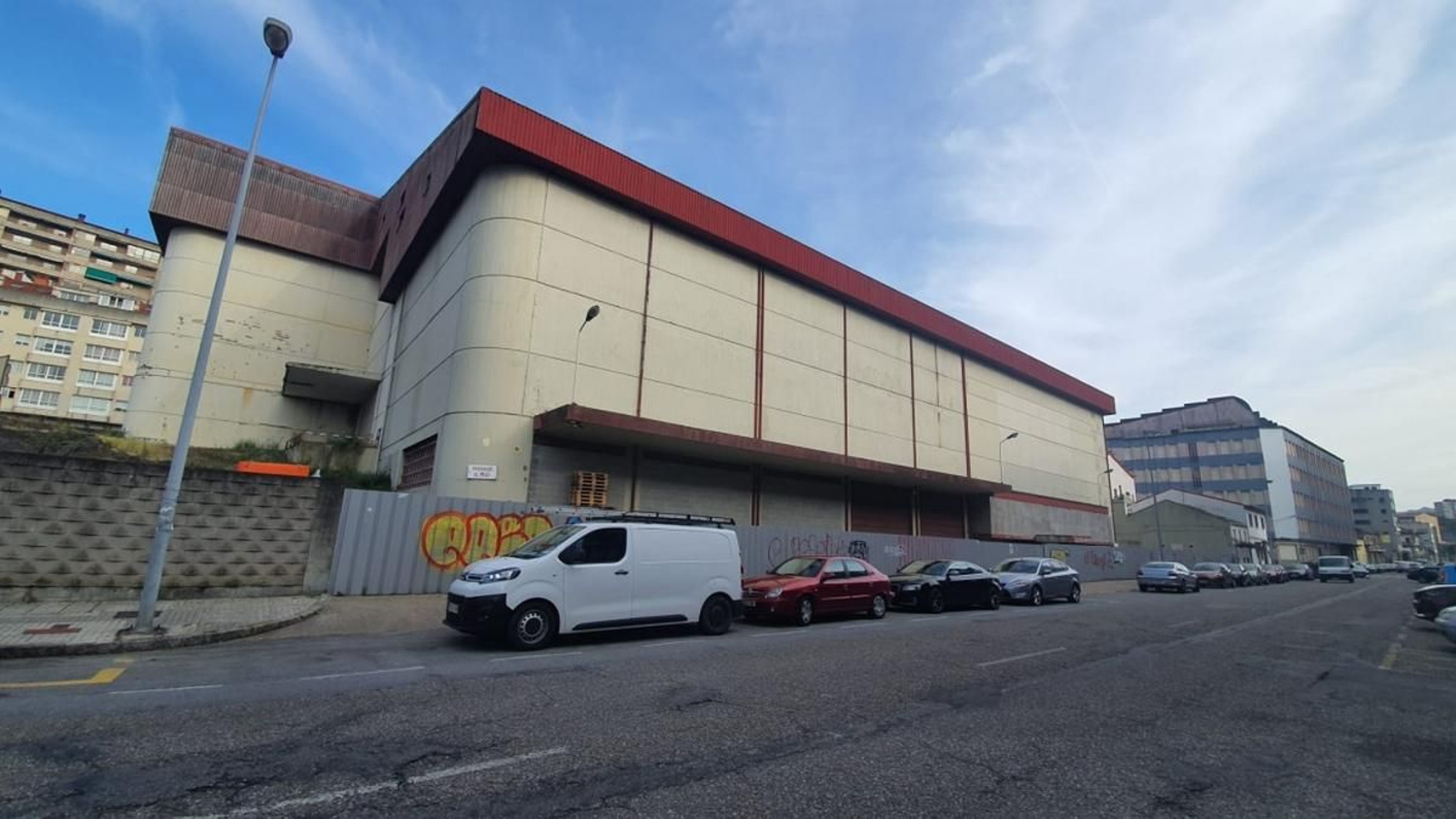 La nave frigorífica propiedad de Pescapuerta en Jacinto Benavente, cerrada desde hace años.