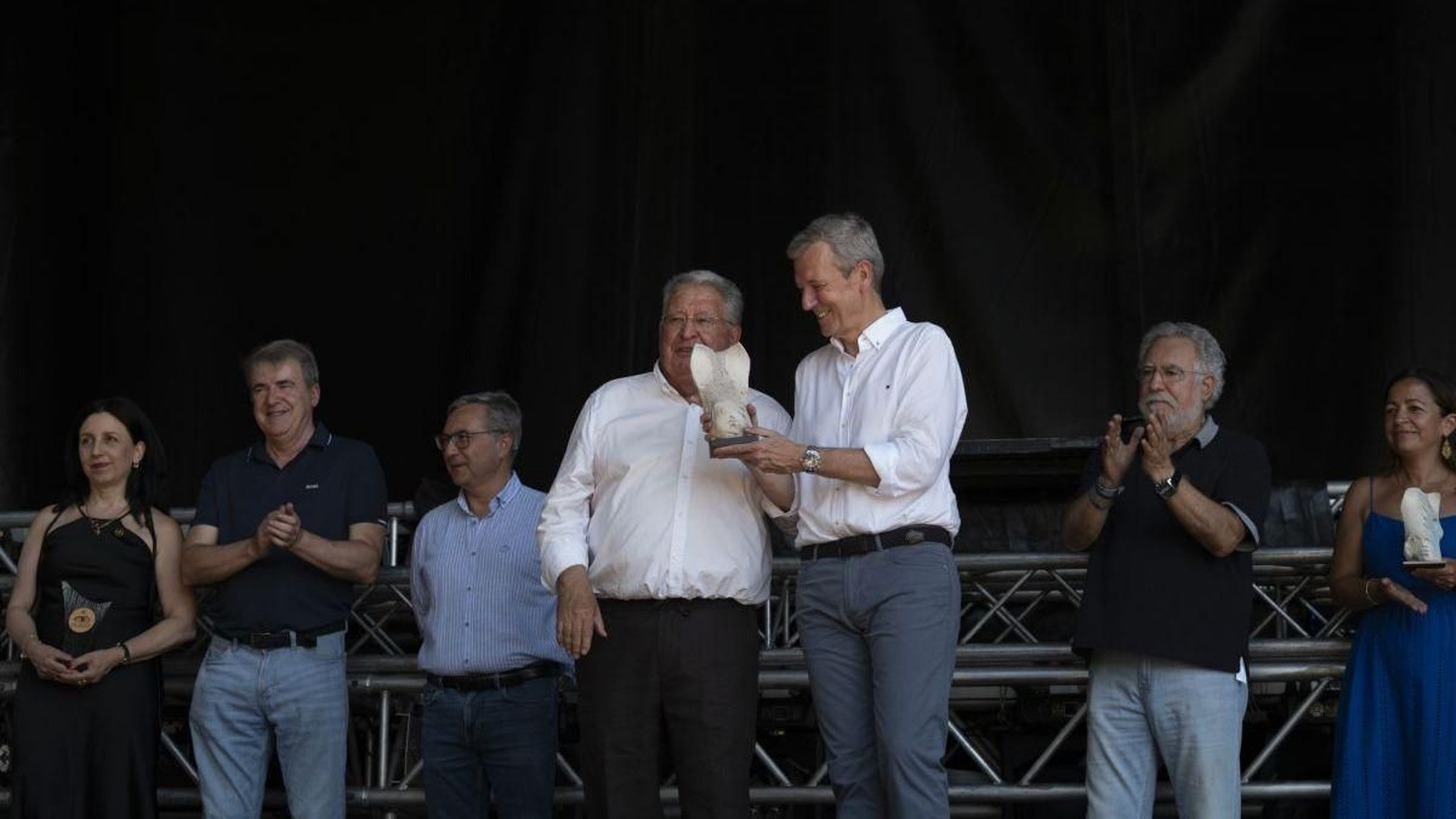Rueda recibe un recuerdo de manos del alcalde de Cea.