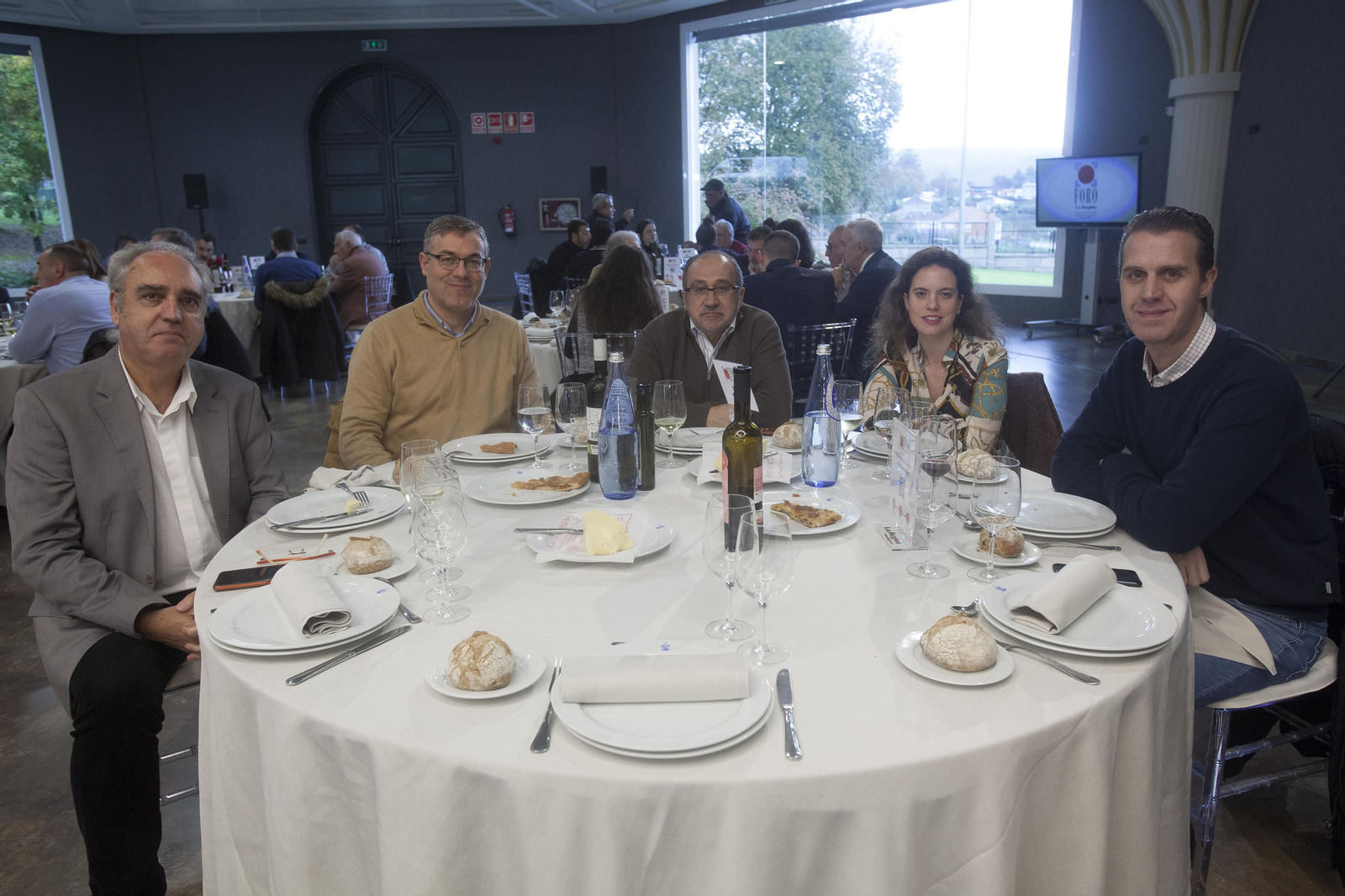 RÍO DEVA: Benito Iglesias, presidente de la Federación Galega de Empresas Inmobiliarias; Javier Sánchez, de la Facultad de Ciencias Empresariales y Turismo de la UVigo; José Luis Rodríguez, concelleiro del PSOE en Muíños; Erika Conde, de Comunicación del PSOE, y José Manuel García, de la Agrupación de Libreros de Ourense. (MIGUEL ÁNGEL)