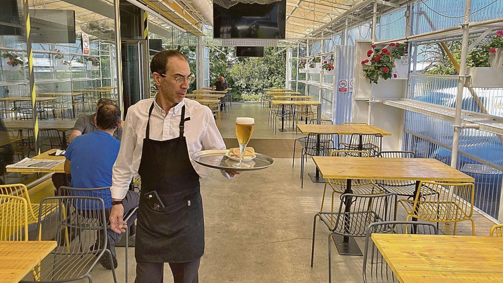 Camarero sirviendo en la terraza del Hotel San Cibrao.