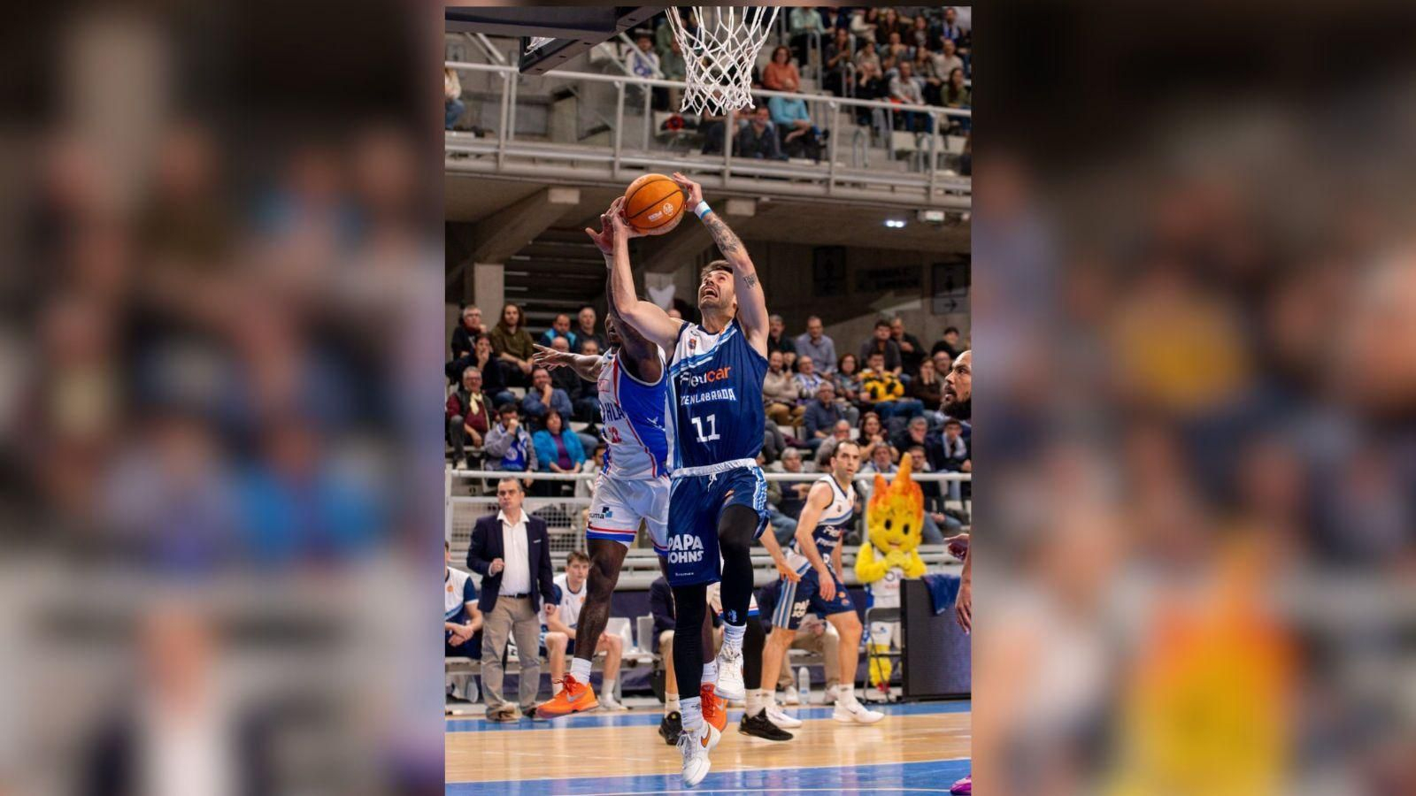 Daniel Manchón trata de anotar ante el Alicante.