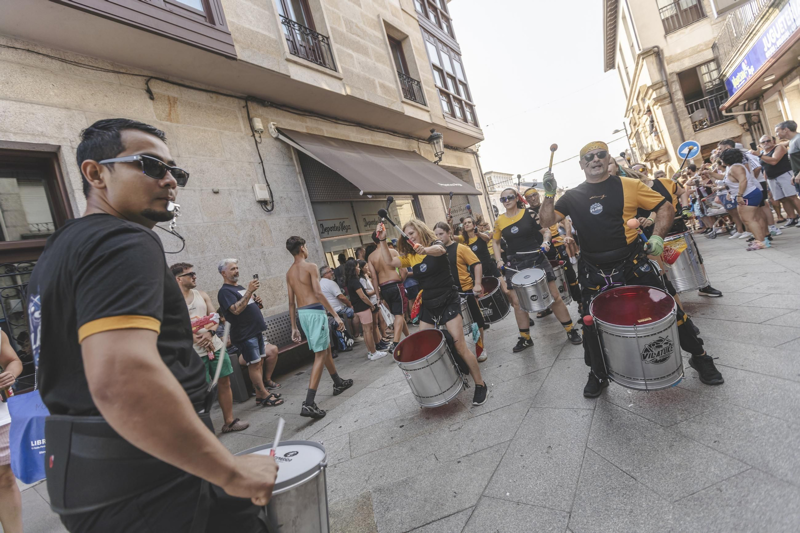 Galería |  Verín se echa a la calle al compás de las batucadas
