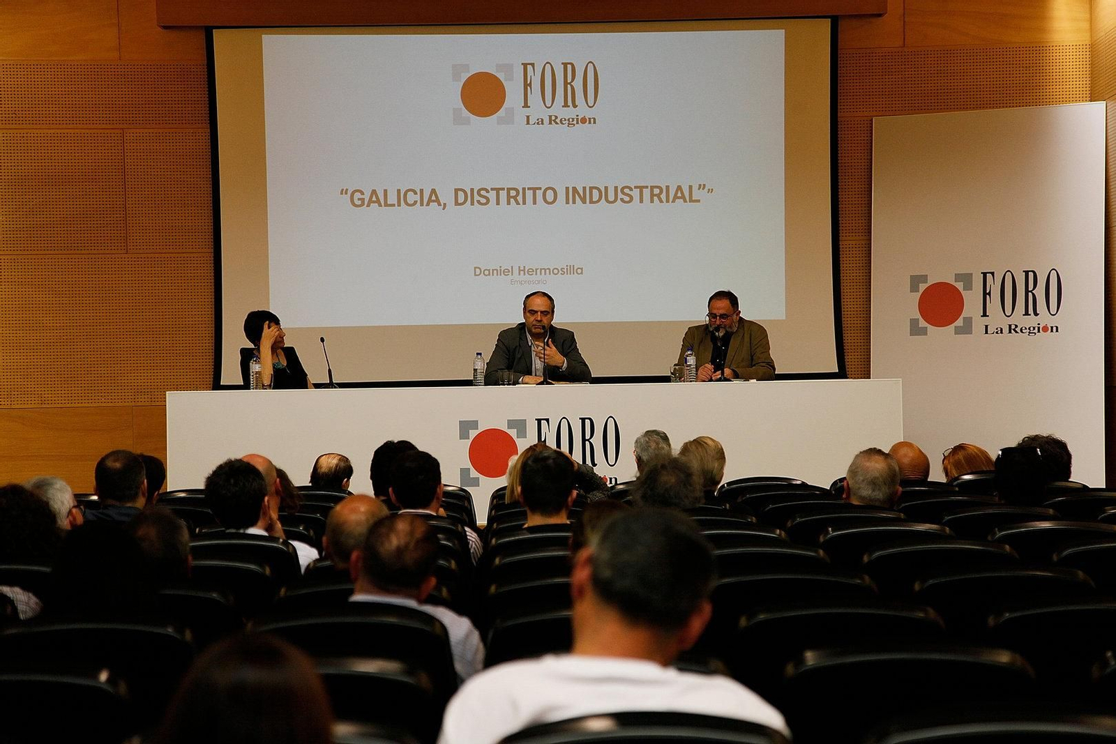 Paola, del equipo de La Región, Hermosilla, autor del libro y Cabanelas, arquitecto.
