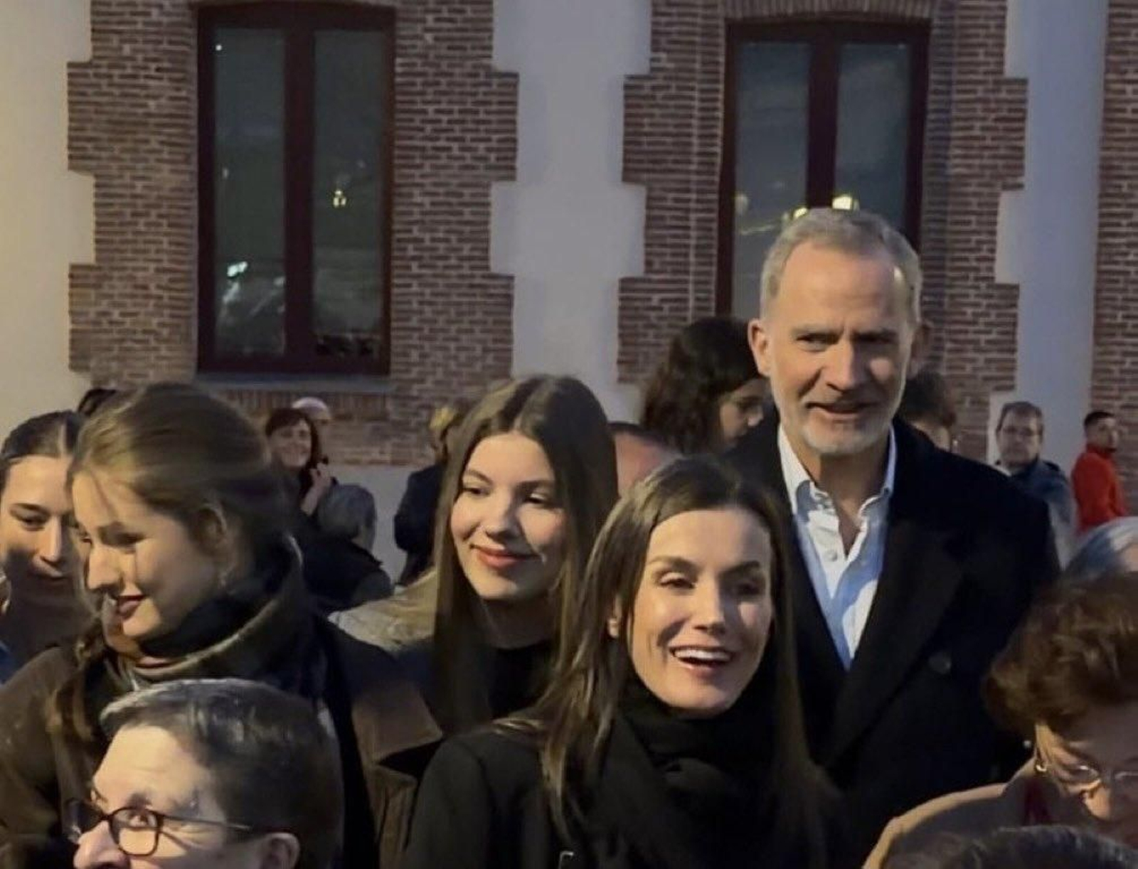 El rey Felipe VI, la reina Leticia, la princesa Leonor y la infanta Sofía presentes en  en la procesión del Silencio de Carabanchel
