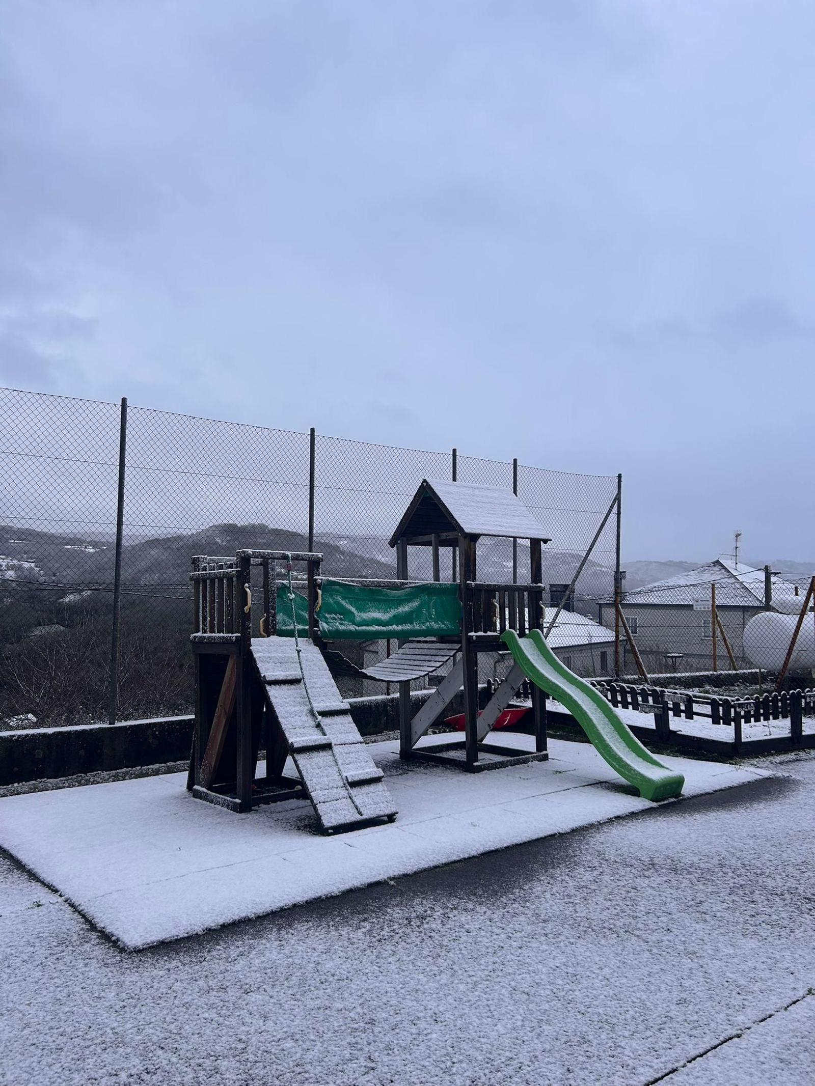 Galería | La borrasca Ingrid y la nieve pintan de blanco la provincia de Ourense, en imágenes