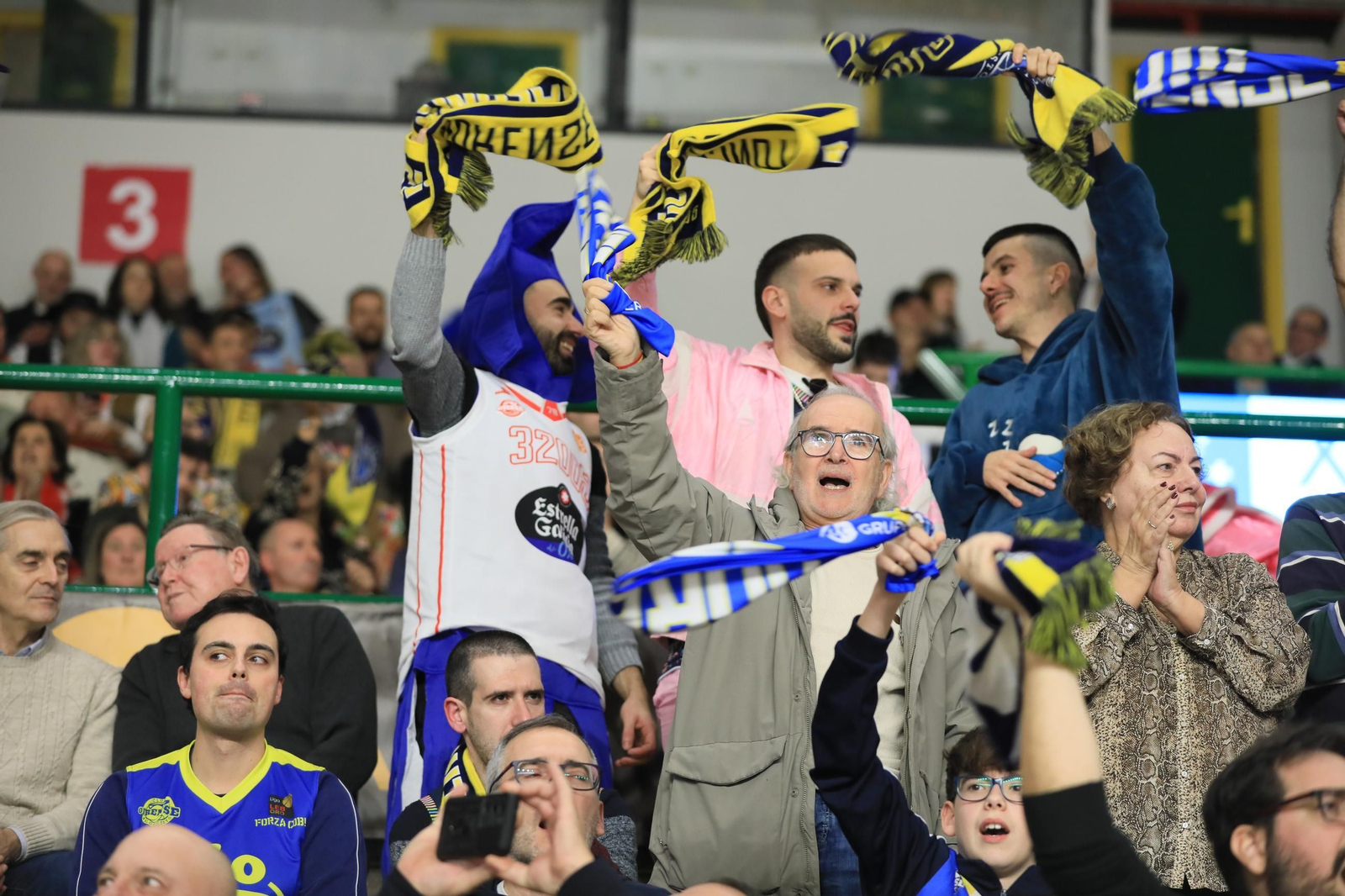 Galería | El Pazo disfruta de un sábado de baloncesto y Entroido