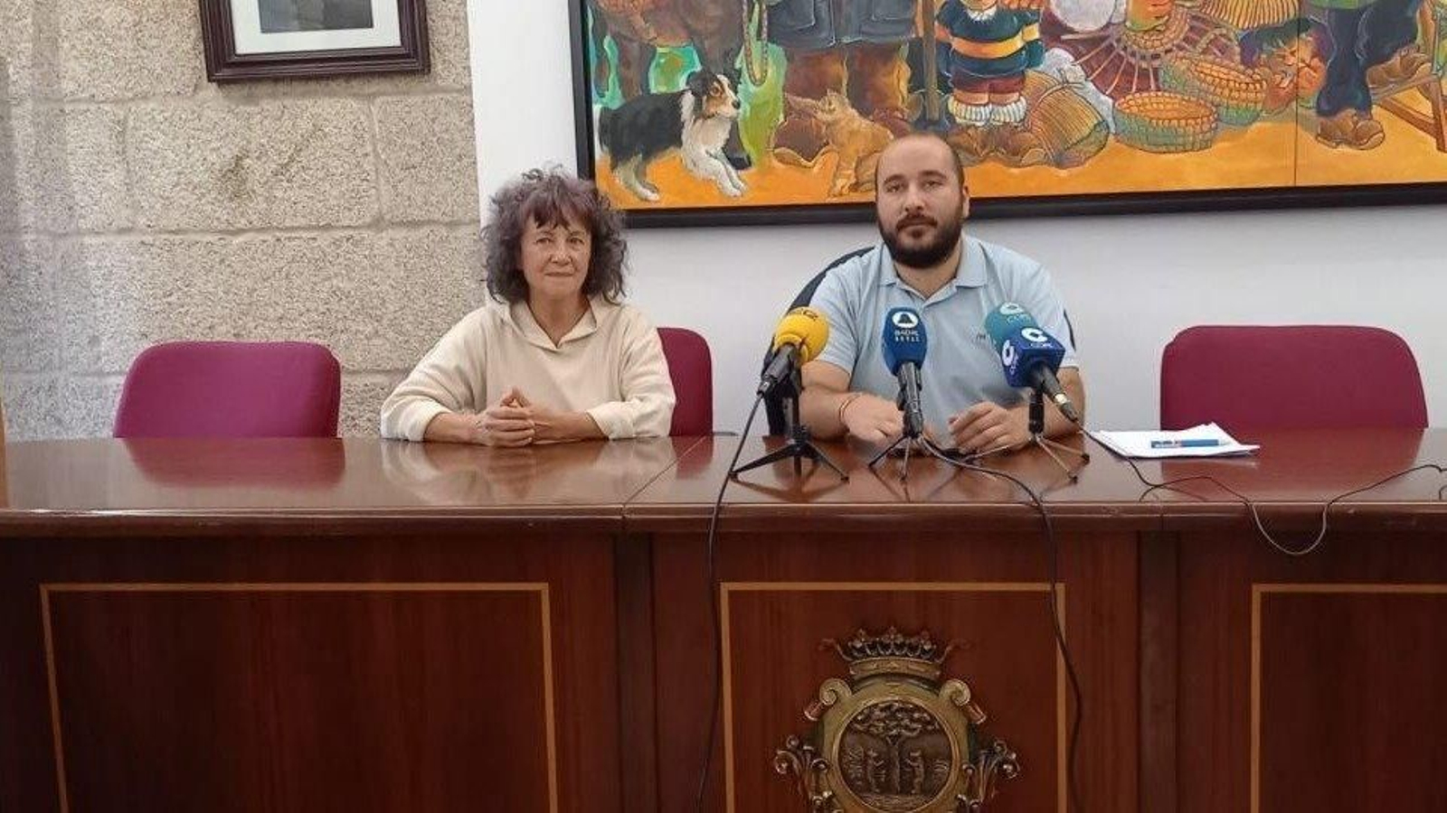 A directora da obra de teatro, Ánxeles Álvarez, e o concelleiro de Cultura, Diego Fernández.