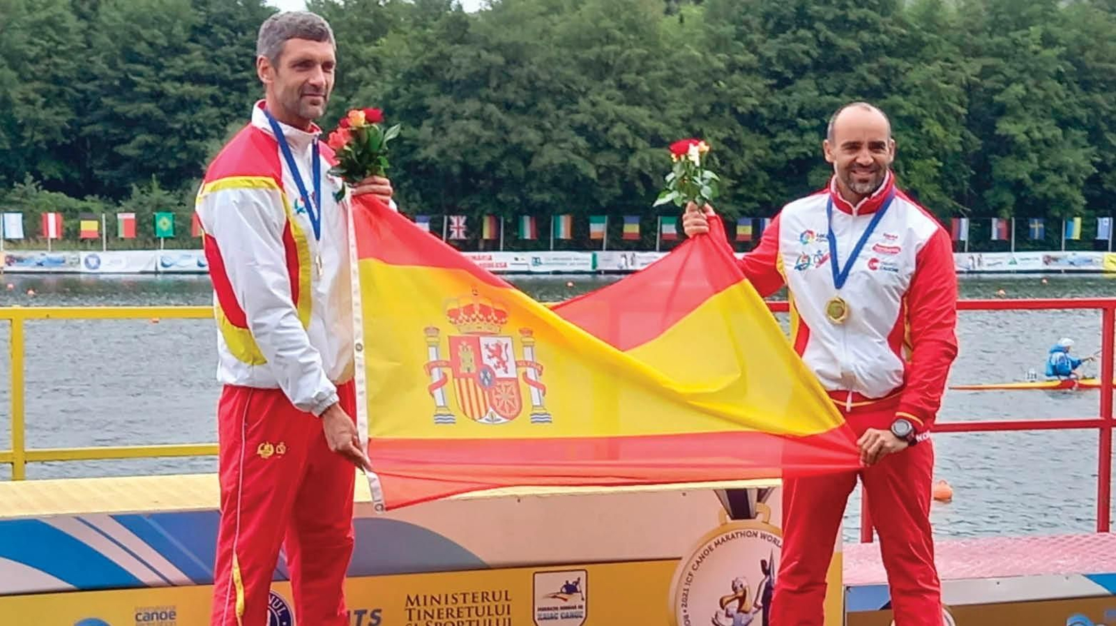 Santiago Cruz (Firrete) y Jesús Rodríguez (O Barco), con la bandera española en el podio.