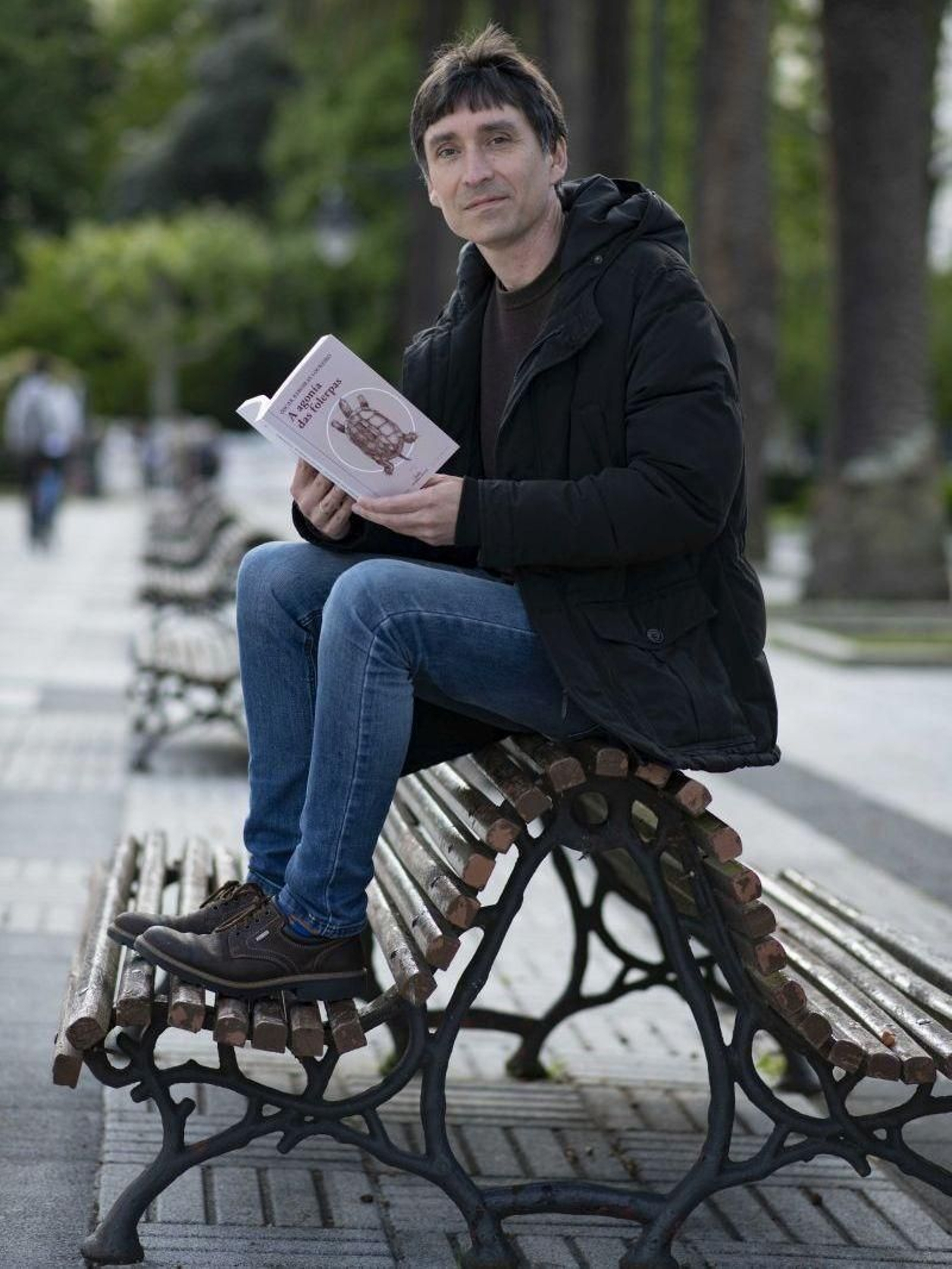O autor con “A agonía das folerpas”, que gañou o Premio de Novela da Galicia Rural.