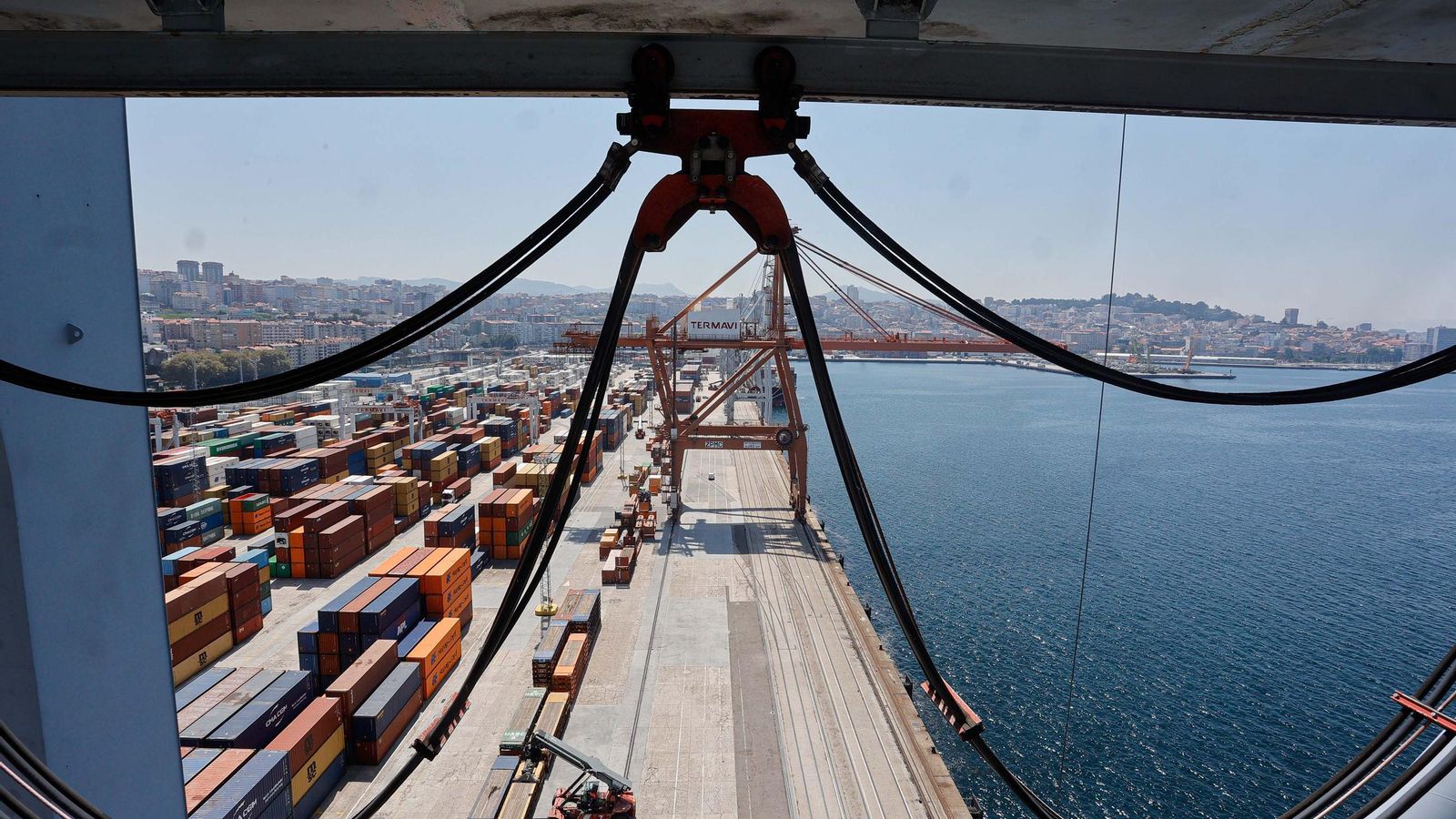 Galería | Una supergrúa de 110 metros se instala en Guixar