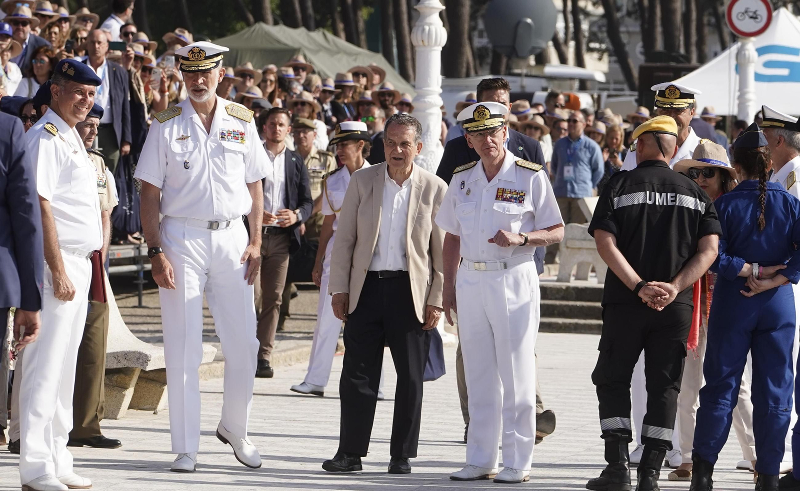 Galería | Felipe VI participa en la revista naval y presencia la exhibición de militares en Samil