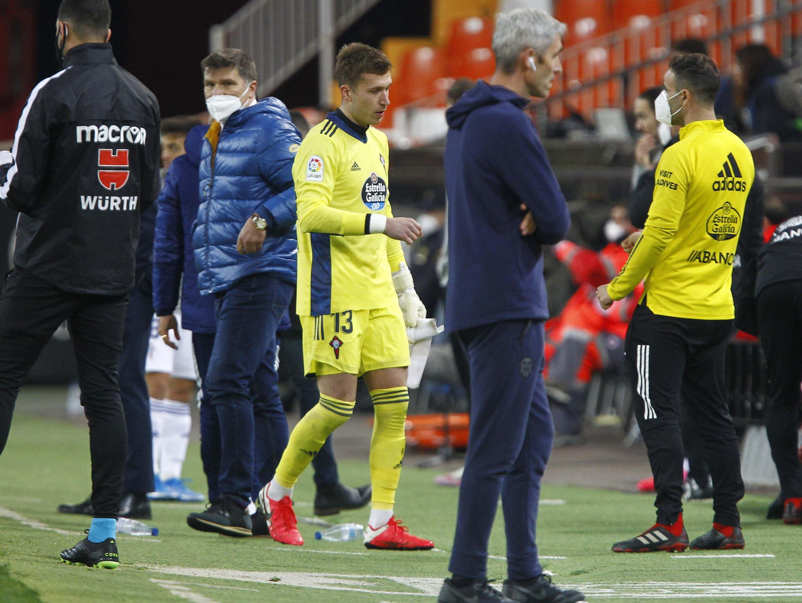 Rubén Blanco abandona el terreno de juego tras ser expulsado bajo la mirada de un Vlado Gudelj que también vio la tarjeta roja ayer en Mestalla.