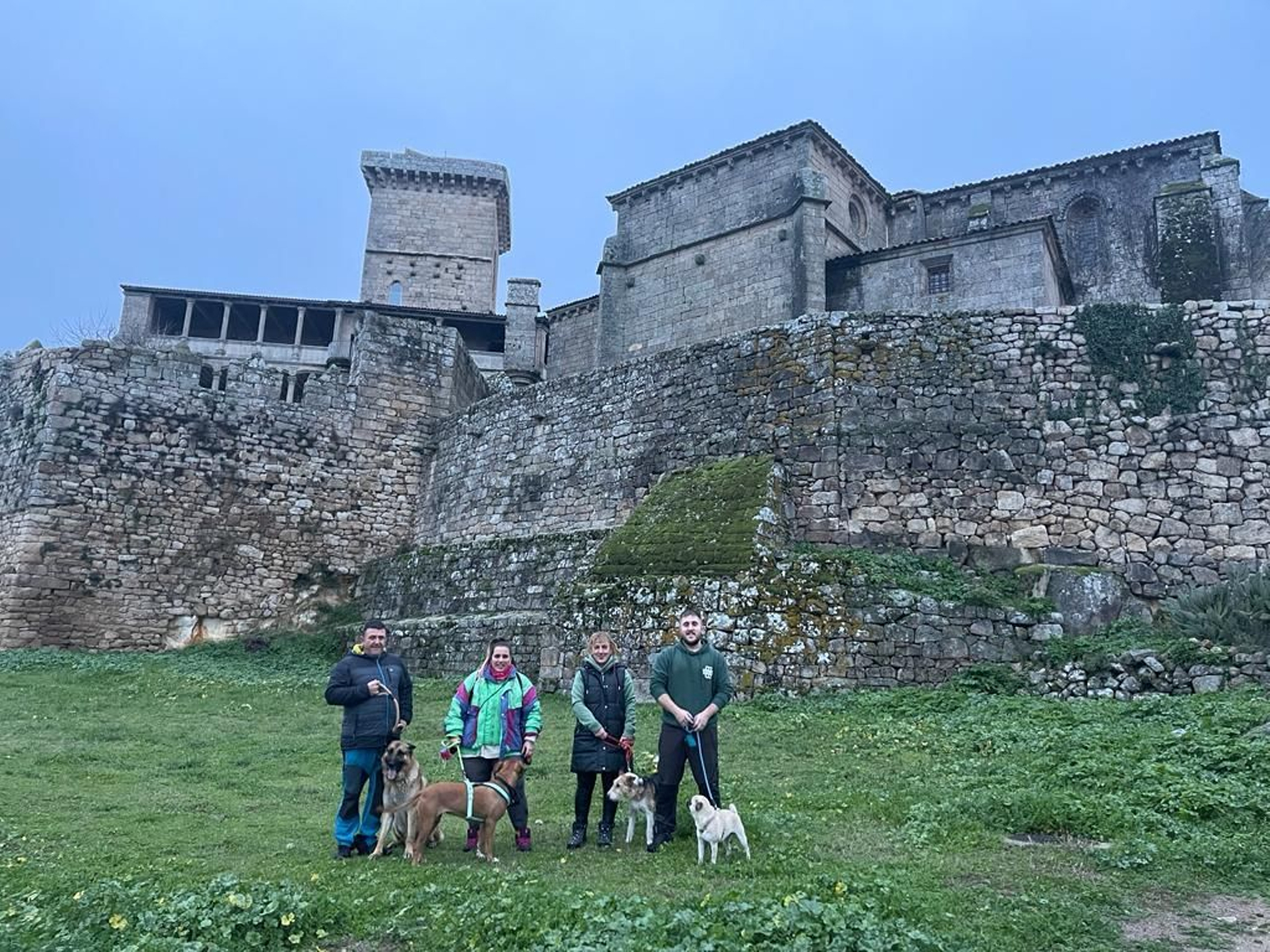 Un grupo visitó la fortaleza en compañía de sus mascotas.