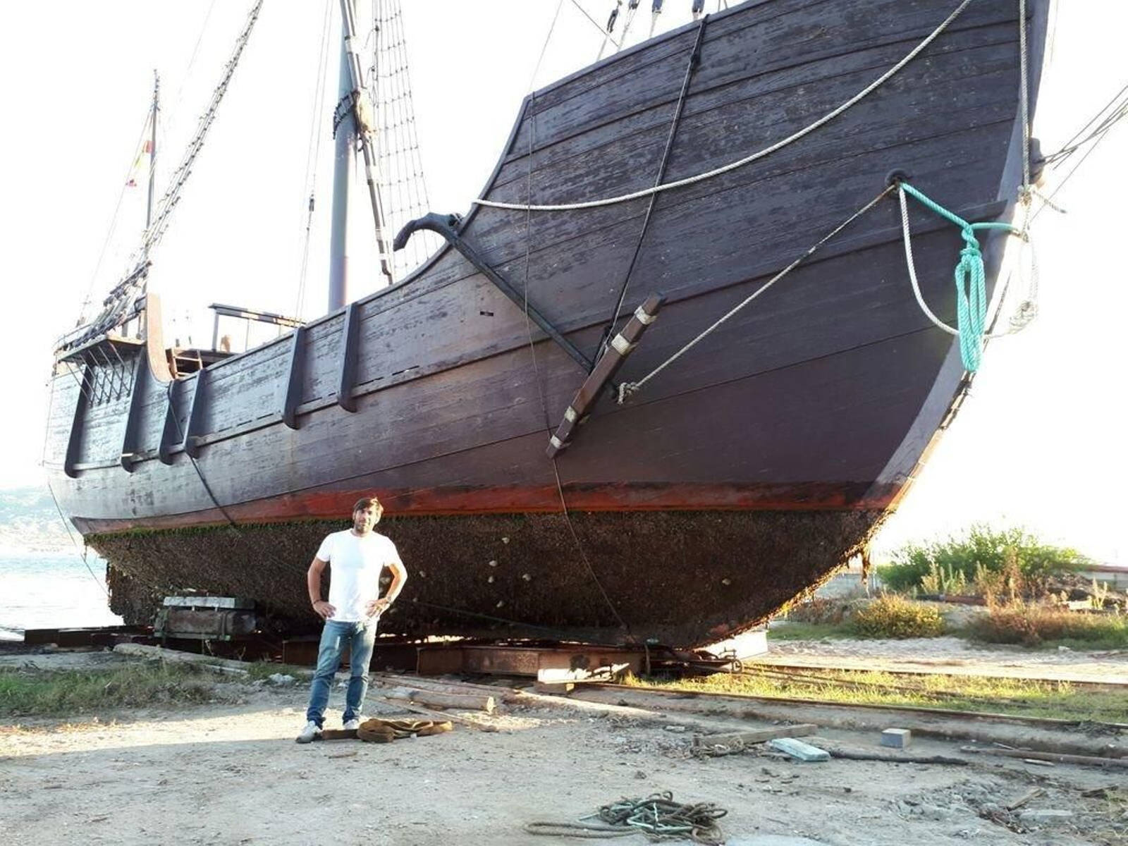 El concejal Raul Costas junto a la nave a su llegada al muelle del astillero en Camposancos (A Guarda)