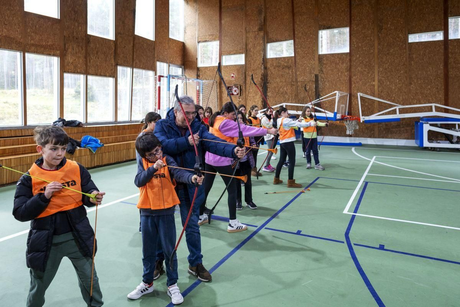Luis Menor cos rapaces de EsquiOU no pavillón da Estación de Montaña.