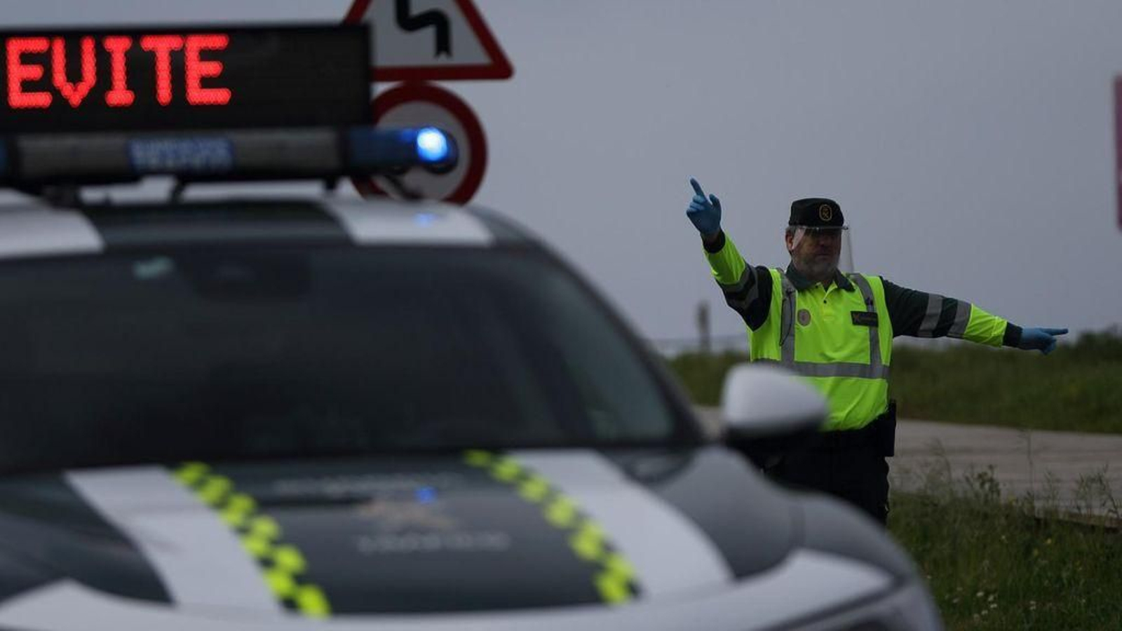 Control de la Guardia Civil en la playa de la Lanzada // Alberte