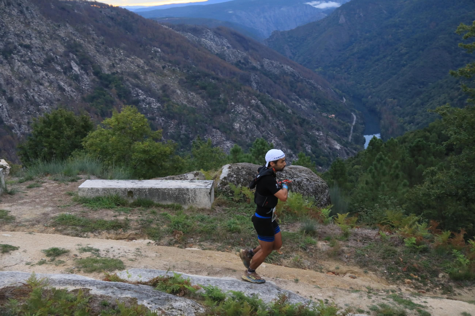 Galería | El Trail Ribeira Sacra cumple diez años y lo celebra entre montes y miradores, en fotos
