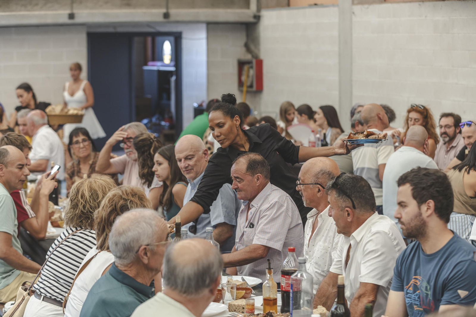 Galería | A Merca disfruta de una gran Festa do Porco ó espeto, en fotos