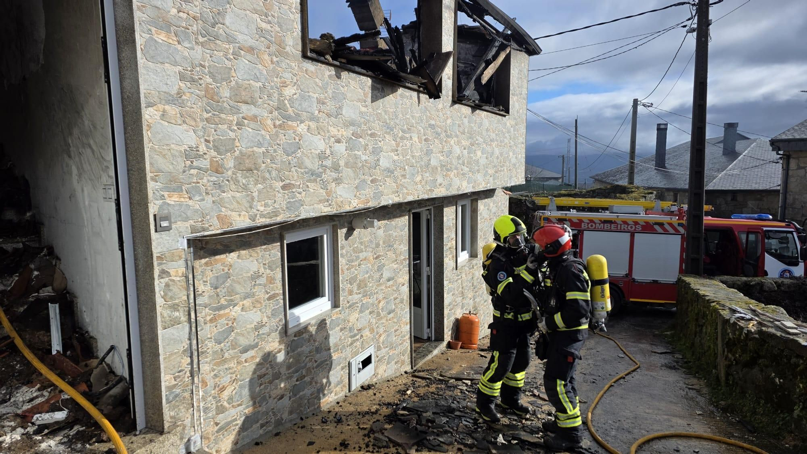 Galería | Así quedó la casa calcinada por el fuego en un incendio en la aldea de Castro, en A Pobra de Trives