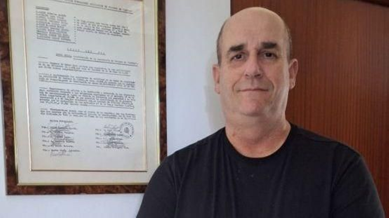 En la sede de Asociación Vecinal se conserva la primera acta de constitución de la comunidad de vecinos, datada del año 1976. Las primeras reuniones se celebraron en un bar, hasta lograr la compra del local. En la imagen, el presidente Juan Ramón Casal y la primera acta.n