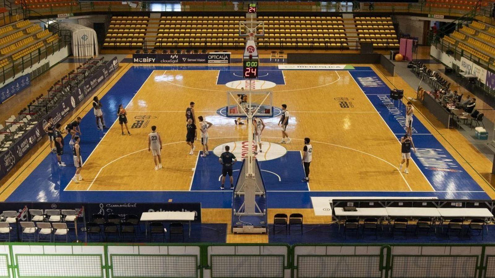 Una de las sesiones de entrenamiento del COB en la cancha central del Pazo  Paco Paz.