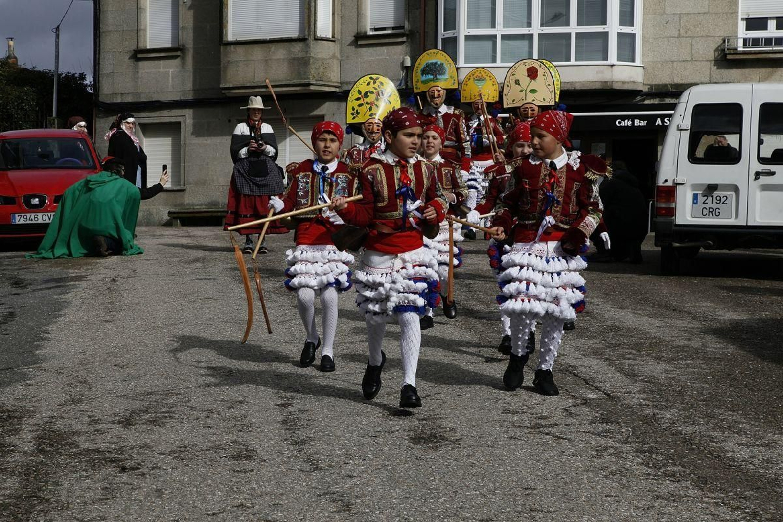 Los Zarramoncalleiros observan a la savia nueva del Entroido de Cualedro, que ya toma las calles.