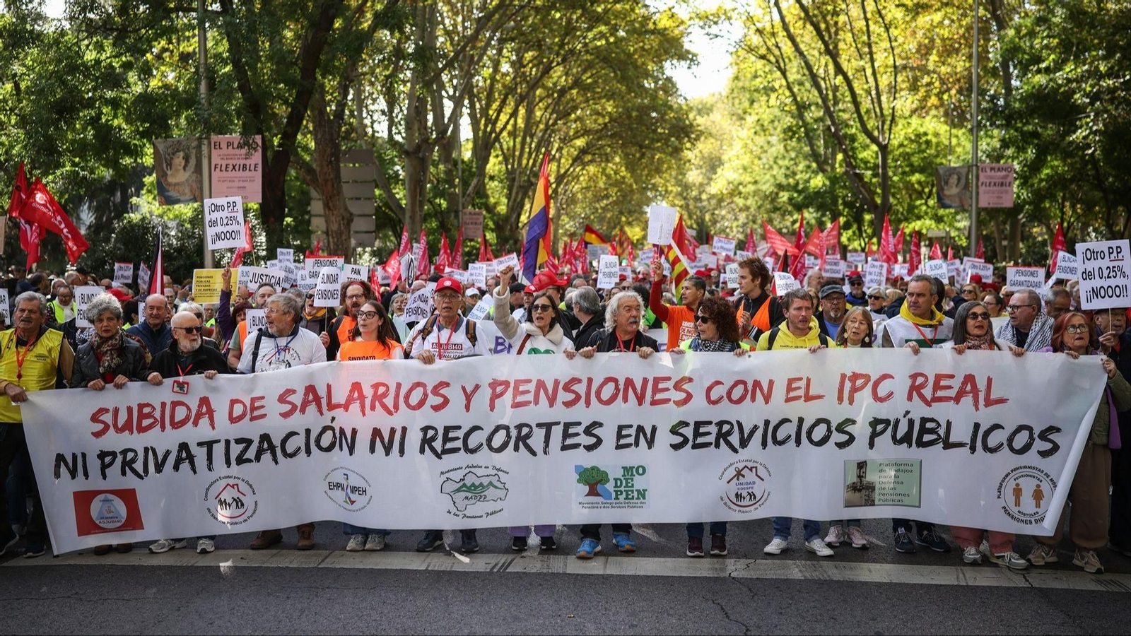 Numerosas personas en Madrid durante la manifestación en defensa del sistema público de pensiones y el acceso a la vivienda