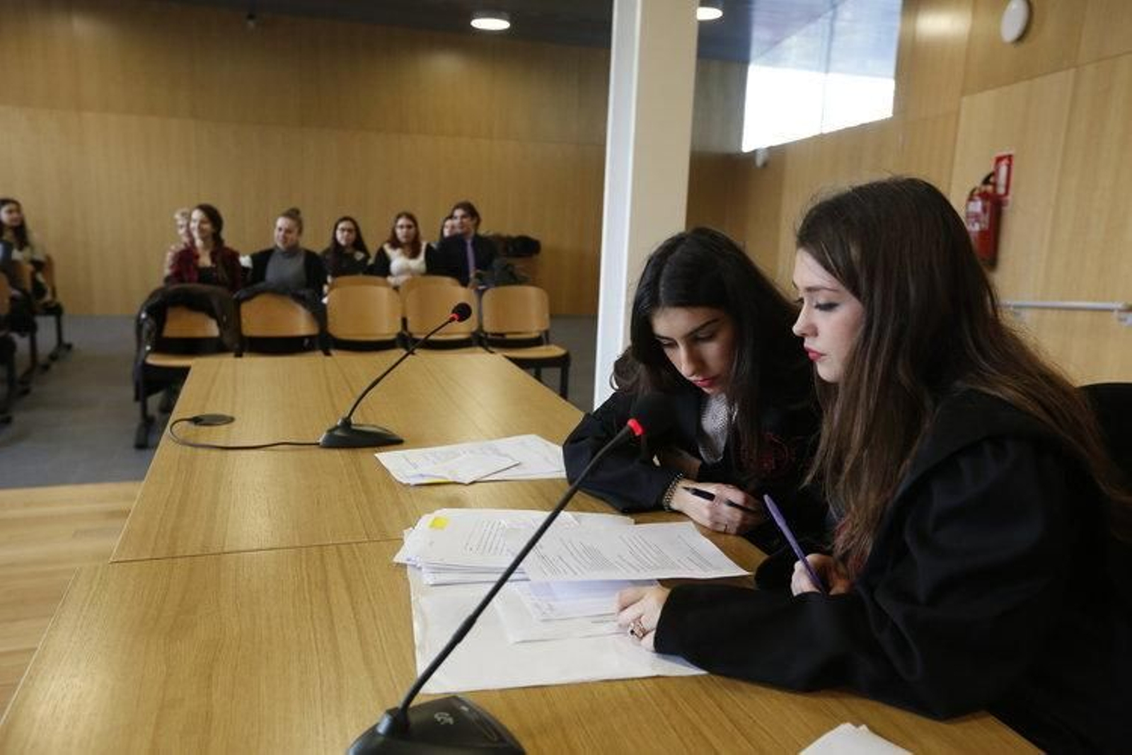 Alumnos de la Facultad de Derecho, durante la vista oral de un juicio ficticio en el Edificio Xudicial.