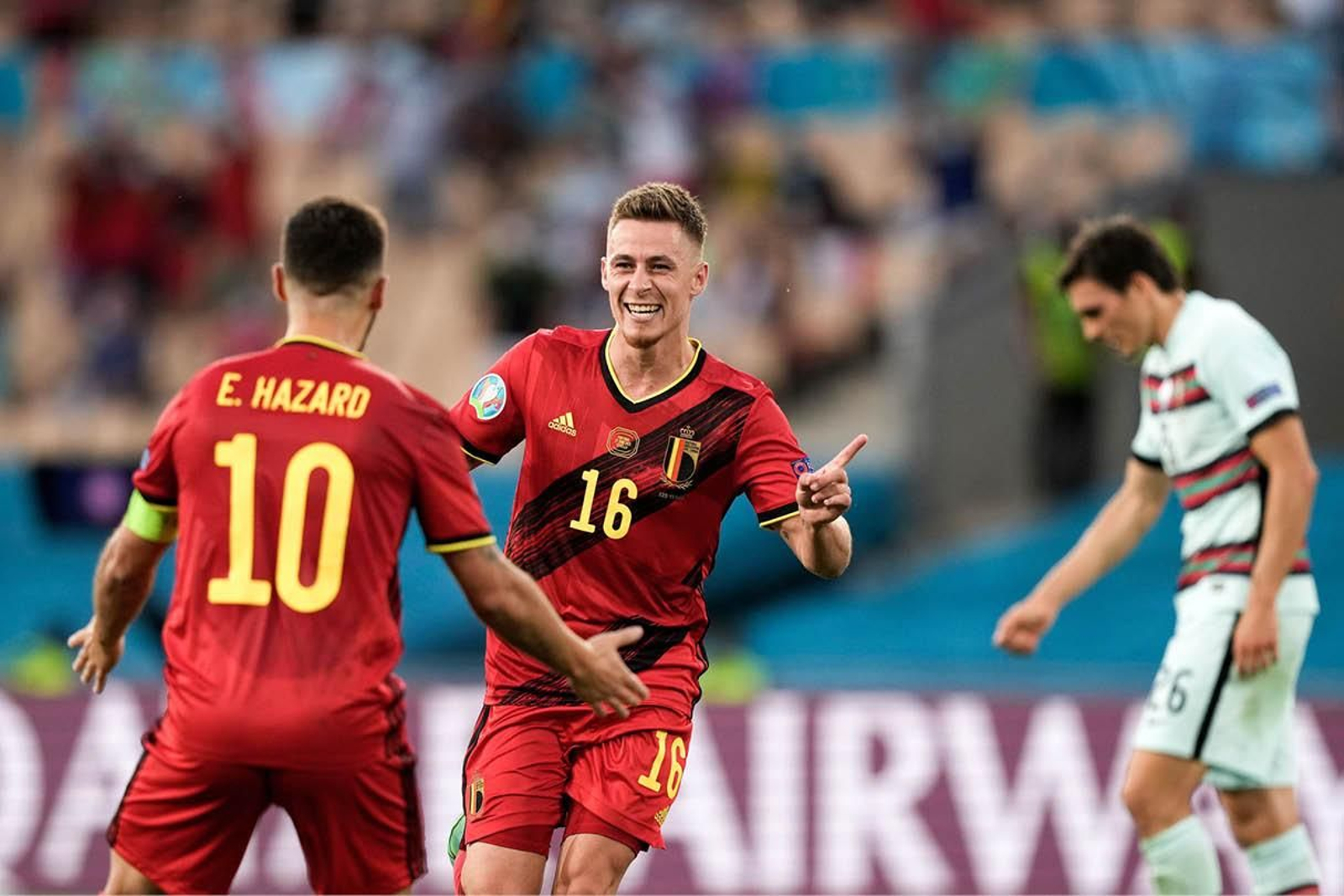 Los hermanos Hazard festejan el gol del menor, Thorgan, que valió para meter a la selección belga en cuartos de final de la Eurocopa.