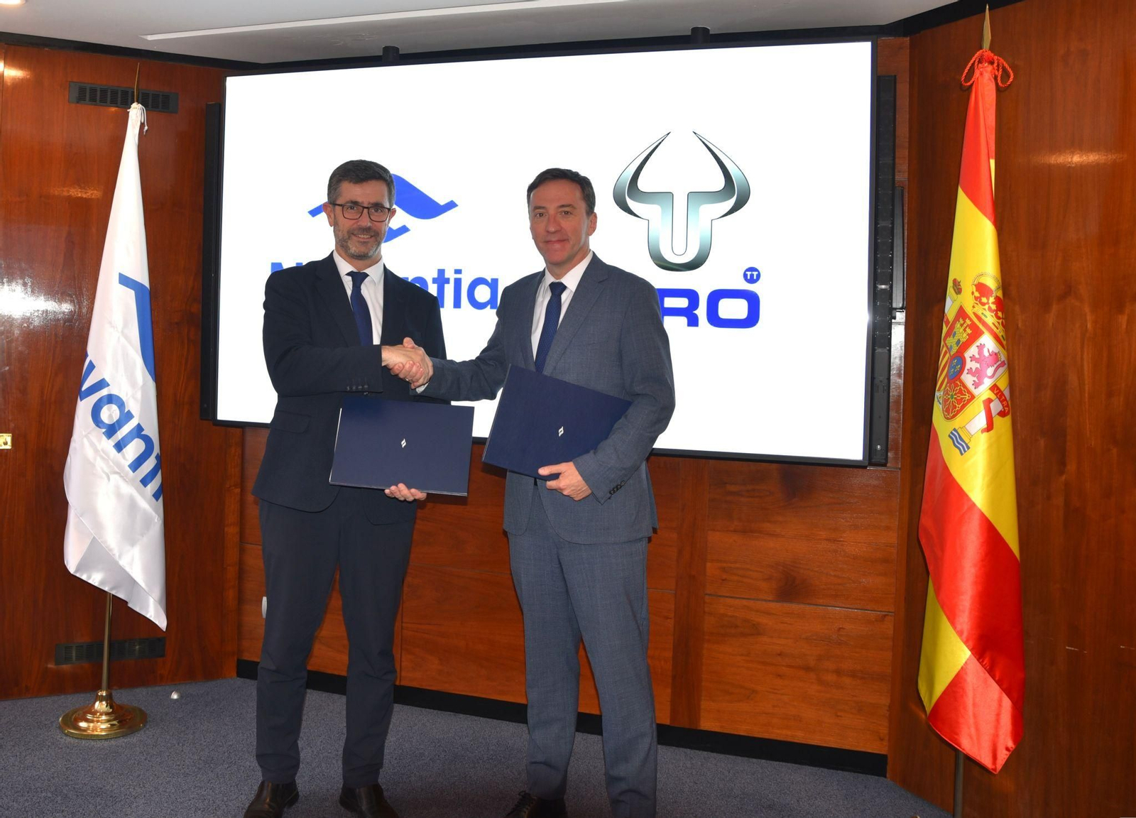 Los responsables de Urovesa y Navantia firmaron el acuerdo.