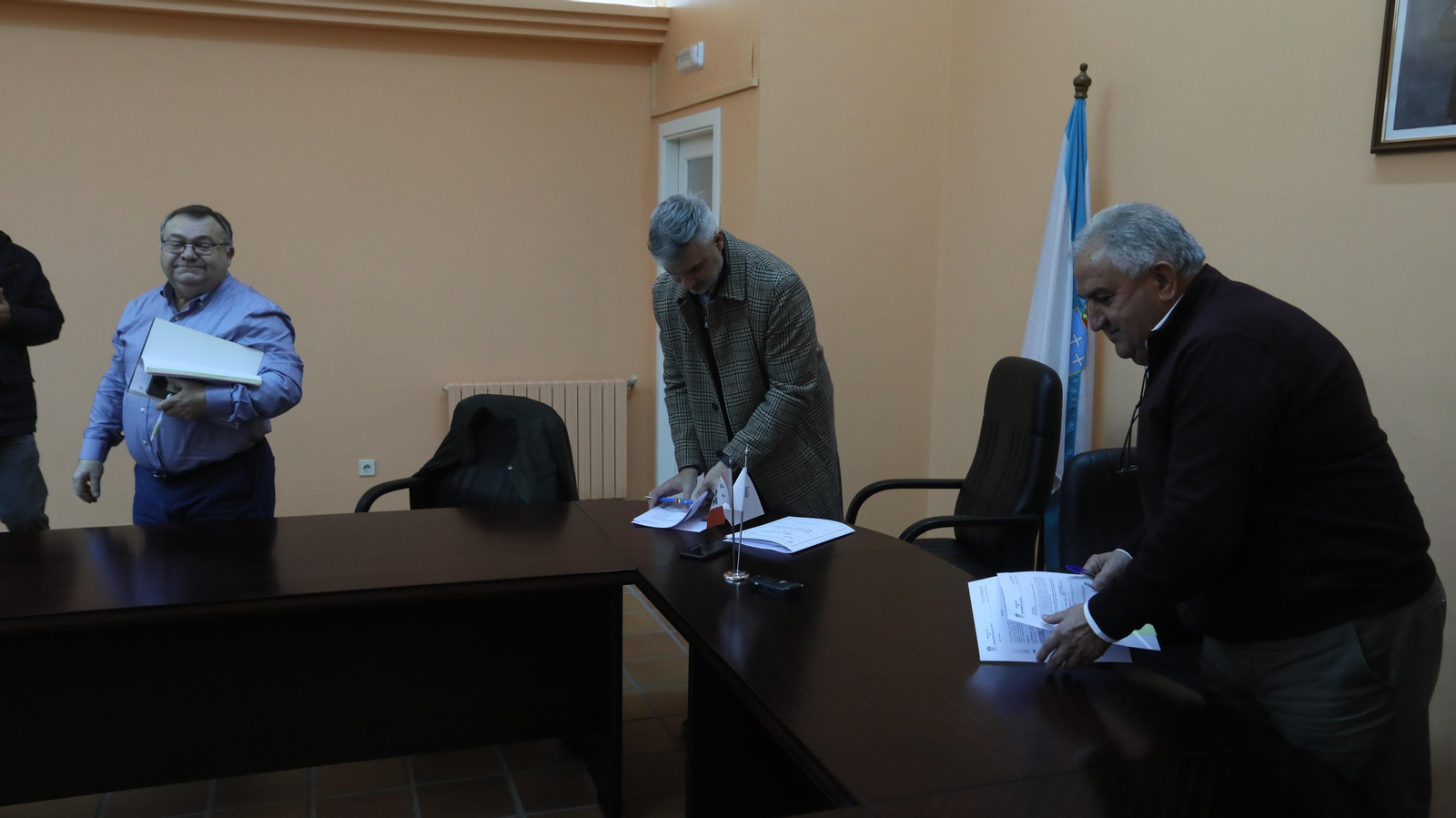 José Manuel Fernández recoge sus cosas tras el pleno, junto al secretario y Manuel Pérez Nóvoa. (José Paz).