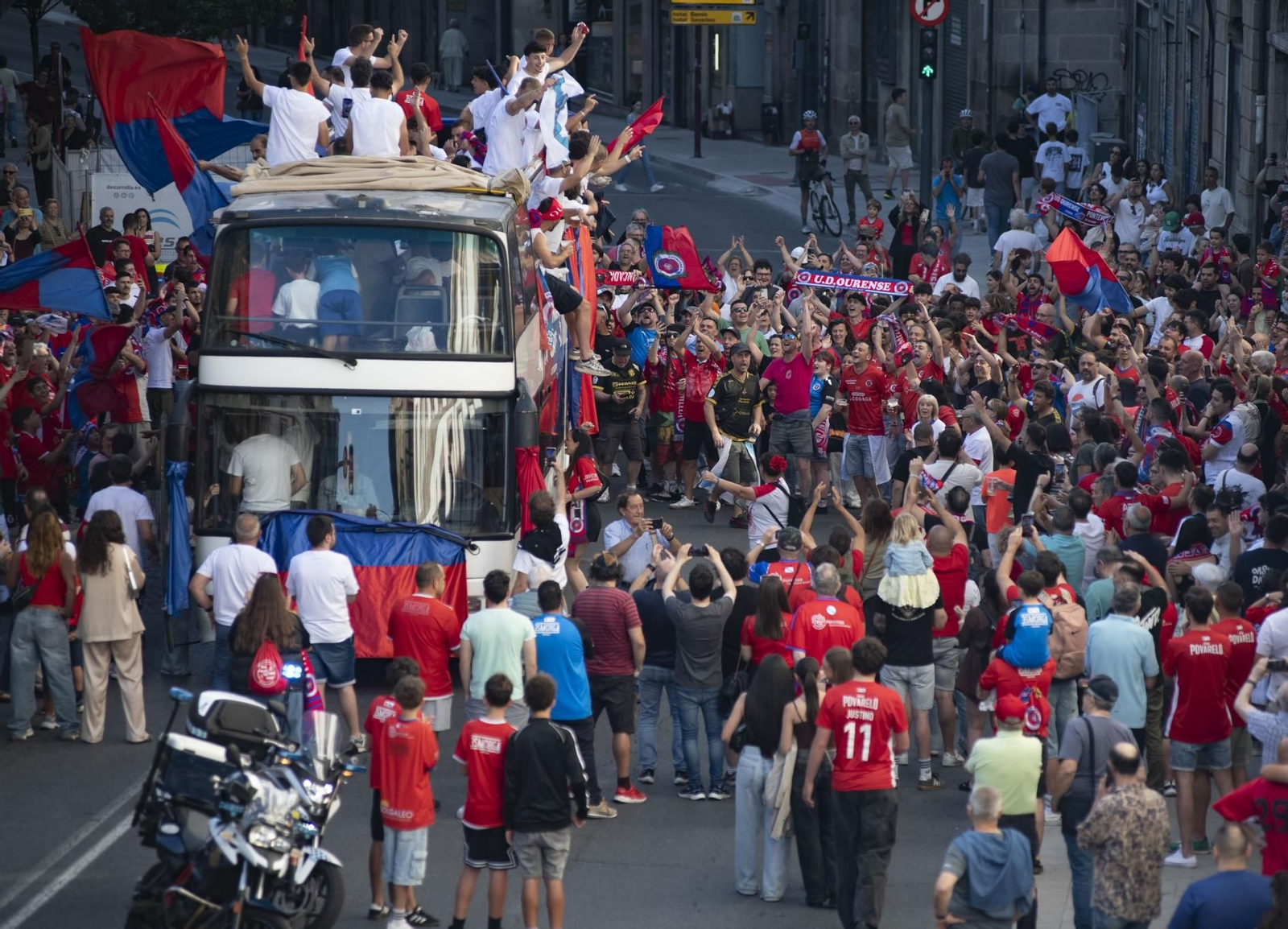 Galería | La aplaudida acogida de los unionistas a la UD Ourense contrasta con la pitada a Jácome en la Plaza Mayor, en fotos