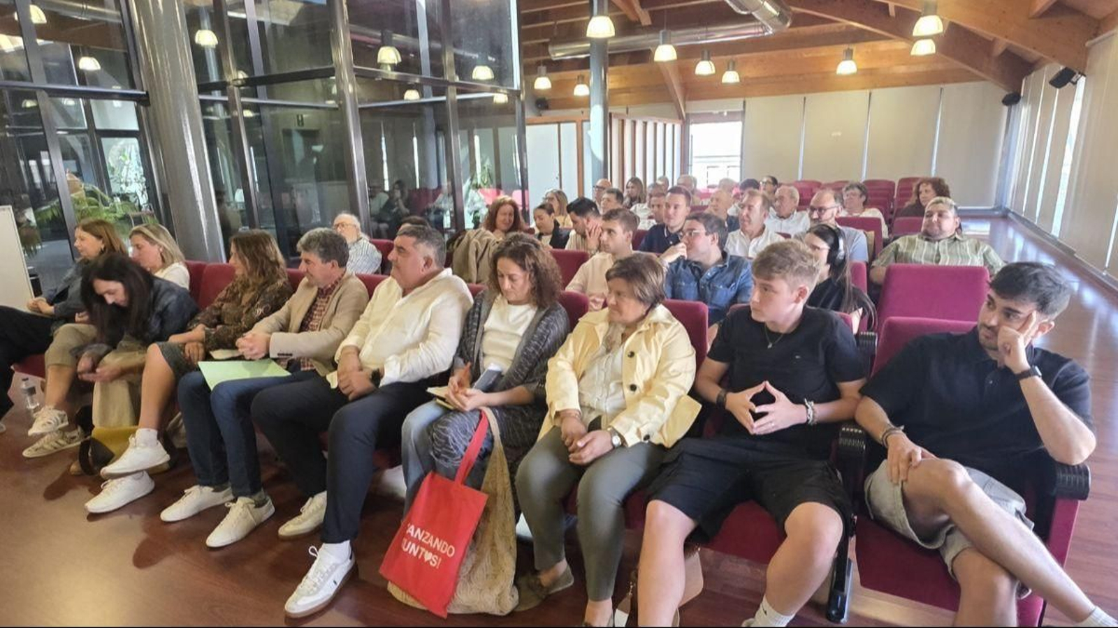 Asistentes al comité provincial del PSOE en el Multiusos de O Barco.