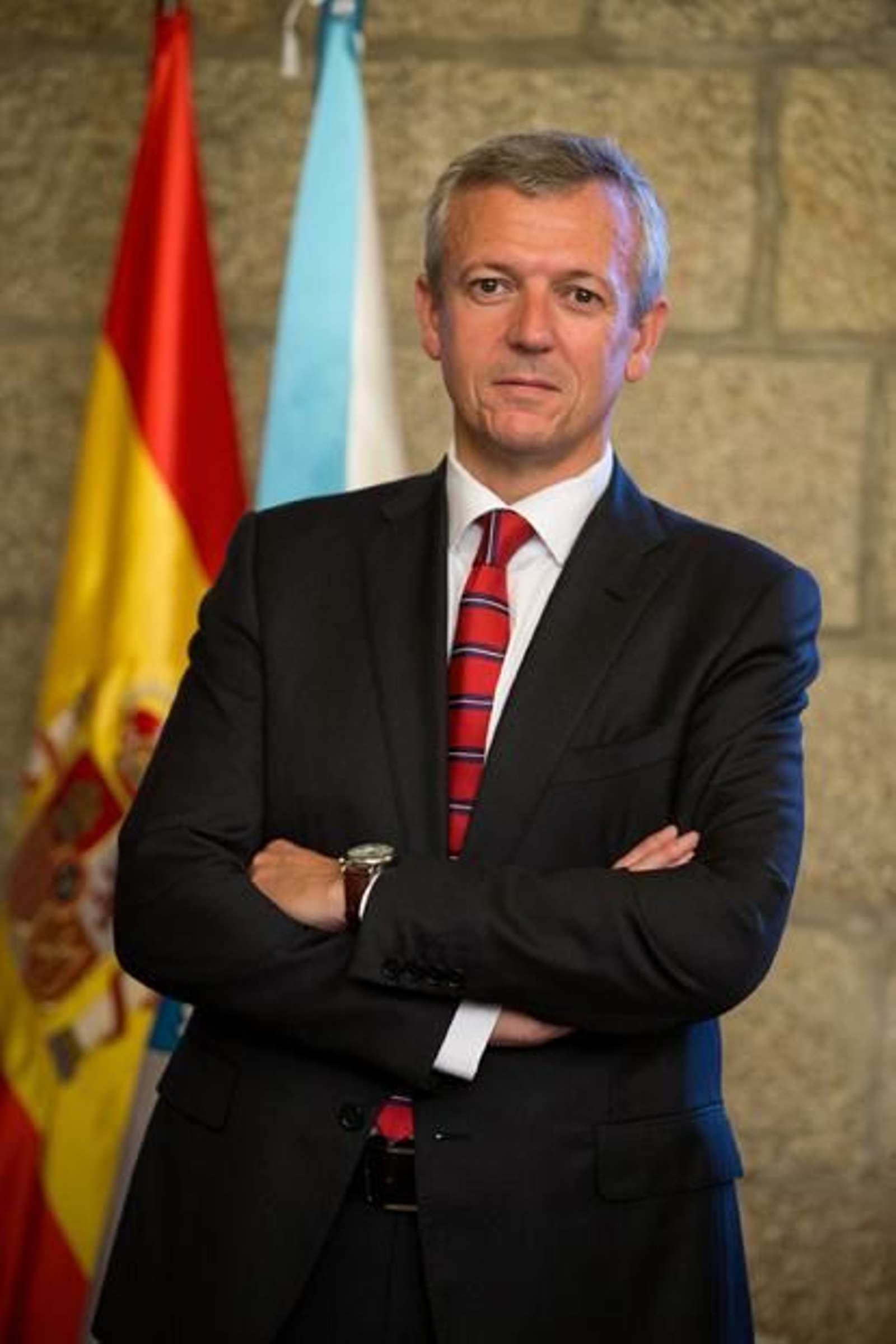 Alfonso Rueda (Vicepresidencia Primeira e Consellería de Presidencia, Xustiza e Turismo)

Naceu no ano 1968. Está casado e ten dúas fillas. É licenciado en Dereito pola Universidade de Santiago e ten o diploma de Directivo da Xunta de Galicia. Funcionario de Administración Local, con habilitación nacional, categoría superior.